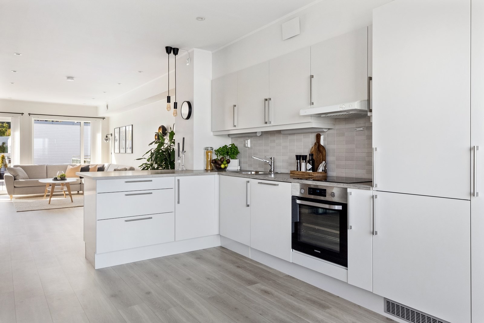 Stue/kjøkken ligger i en åpen løsning i andre etasje - et nydelig rom på 54 kvm med flotte uteplasser på begge sider. Galleribilde