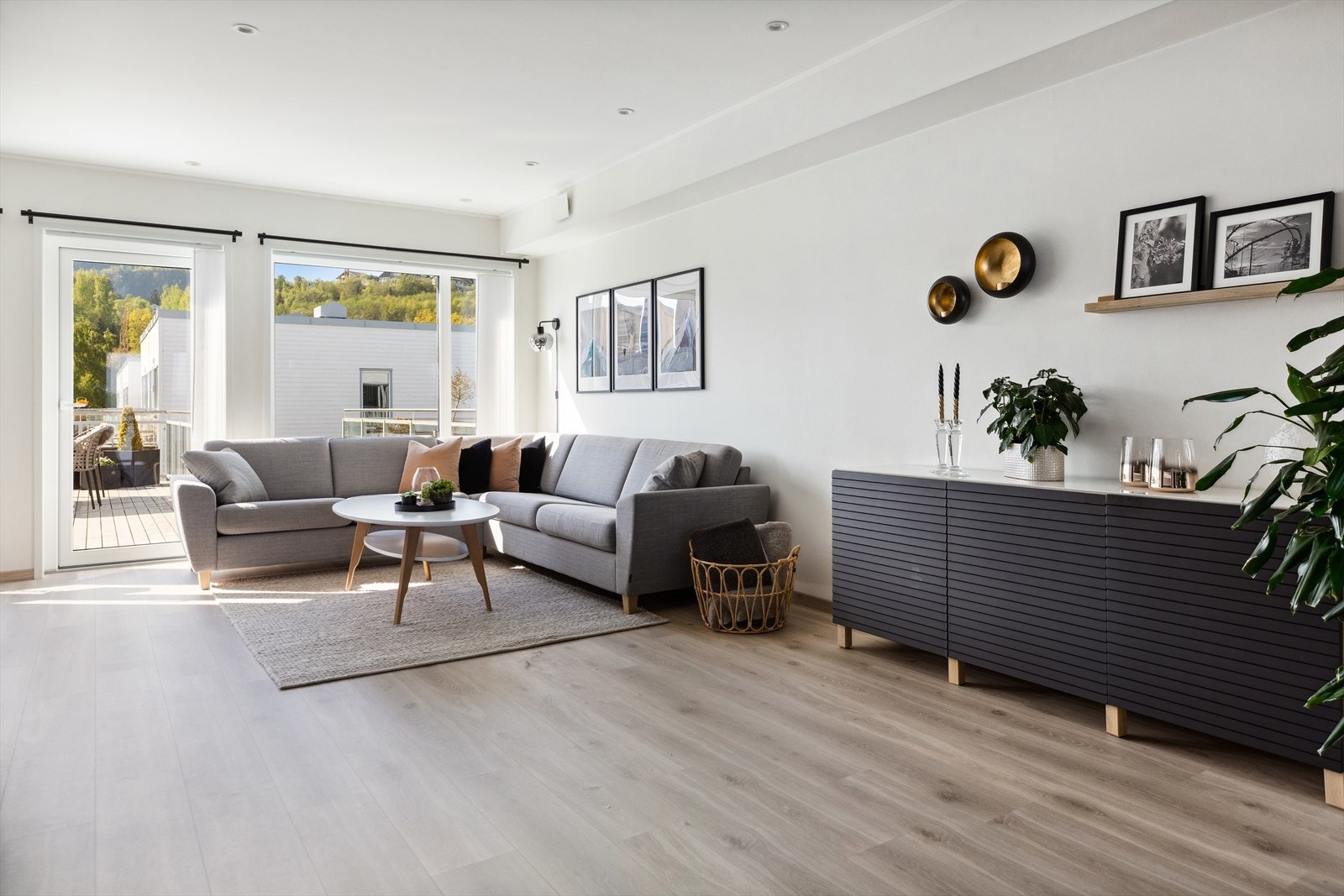 Boligen varmes opp med elektrisitet, herunder gulvvarme på bad, wc-rom og i entré. Stuedelen har god plass for sofagruppe. Galleribilde