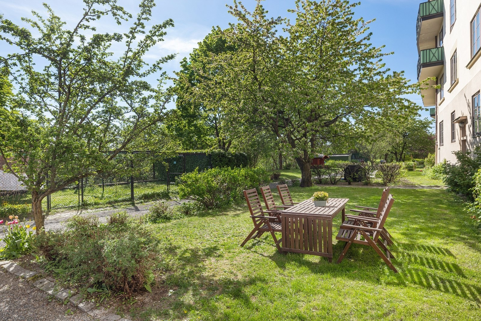 Store, flotte felleshager med sittegrupper og grill. Galleribilde