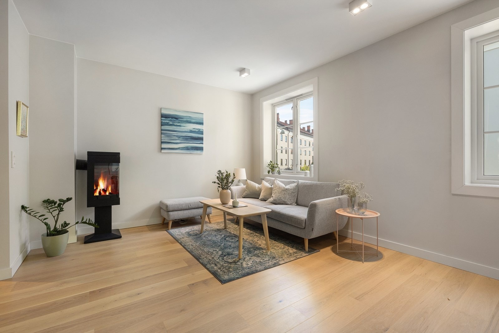 Leiligheten ligger i 2. etasje og inneholder entré, kjøkken, stue, bad og tre soverom. Galleribilde