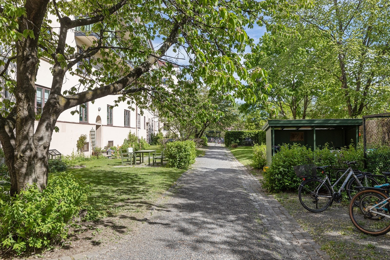 Fellesarealet er pent opparbeidet med beplantning, plen, internveier og sykkelparkering. Galleribilde