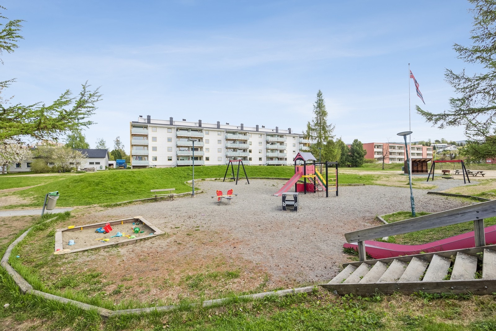 Det er store, fine grøntområder like utenfor, med sittegrupper og lekeplass. Galleribilde