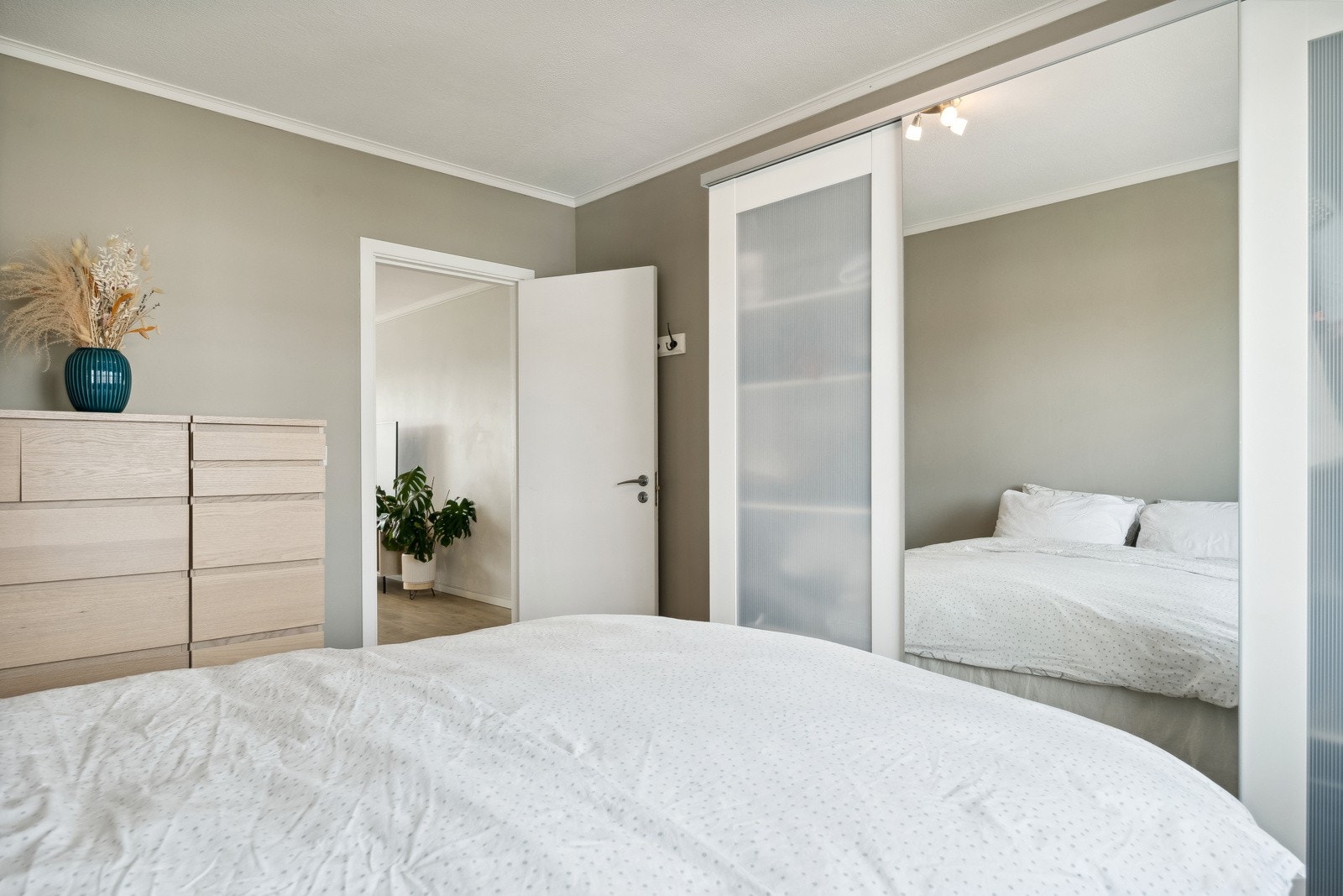 Soverommet på 11,5 kvm fremstår som hovedsoverommet og har god plass til seng og oppbevaring av klær i plassbygd skyvedørsgarderobe med speilfronter. Galleribilde
