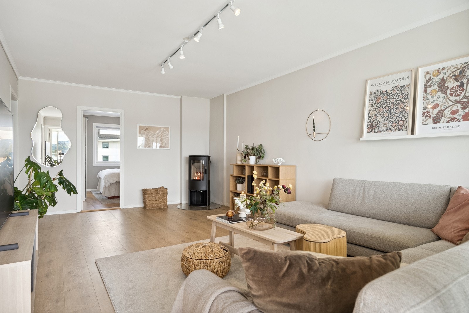 På kalde vinterdager kan man nyte godt av den moderne peisovnen som varmer godt. Galleribilde