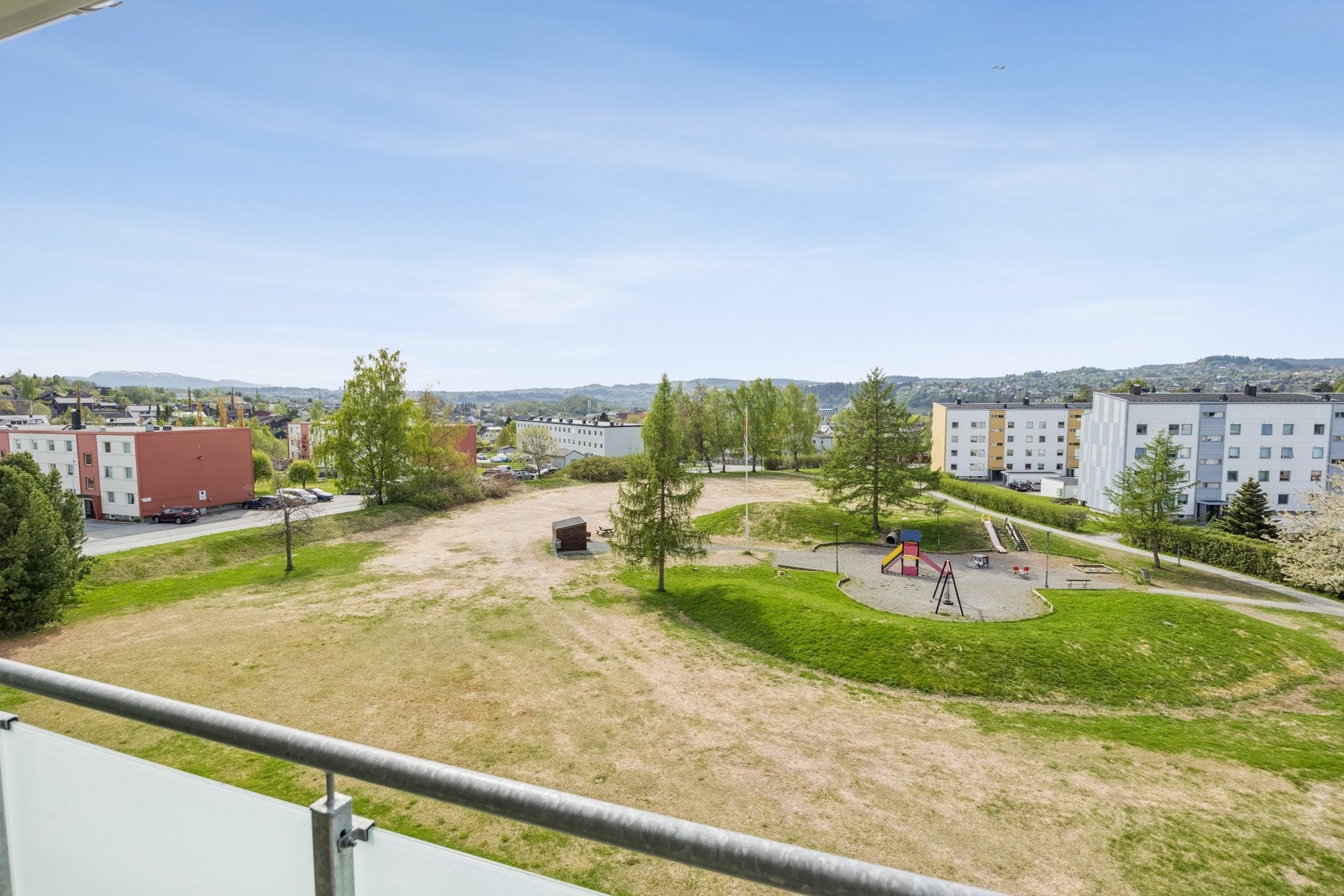 Med den vestvendte vendingen får man en fantastisk utsikt av Gråkallen til høyre og Vassfjellet til venstre. Galleribilde