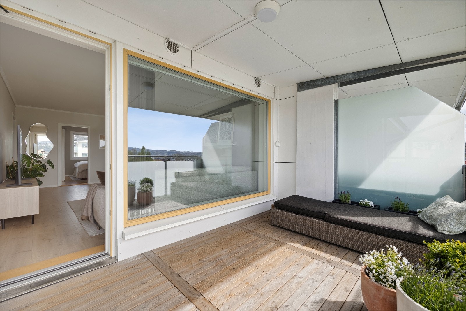 Fra stuen er det direkte utgang til en flott balkong som er målt til 9 kvm. Galleribilde