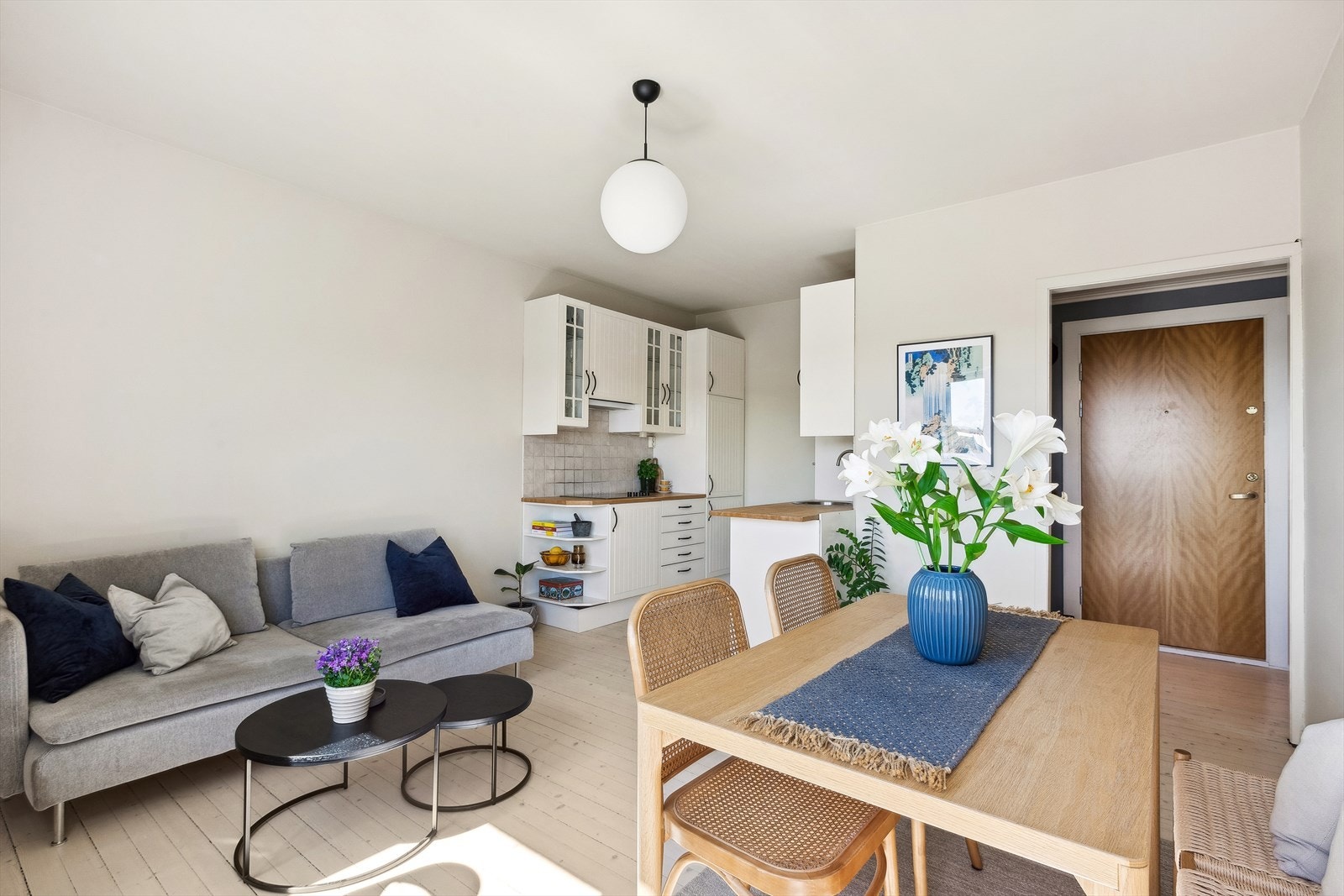 Stue med plass til både spisebord og sofa Galleribilde