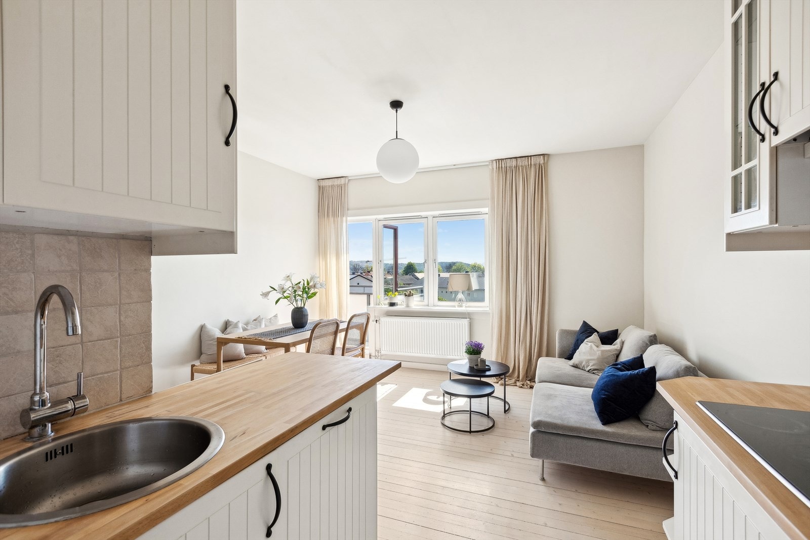 Store vindusflater som gir godt med lys Galleribilde