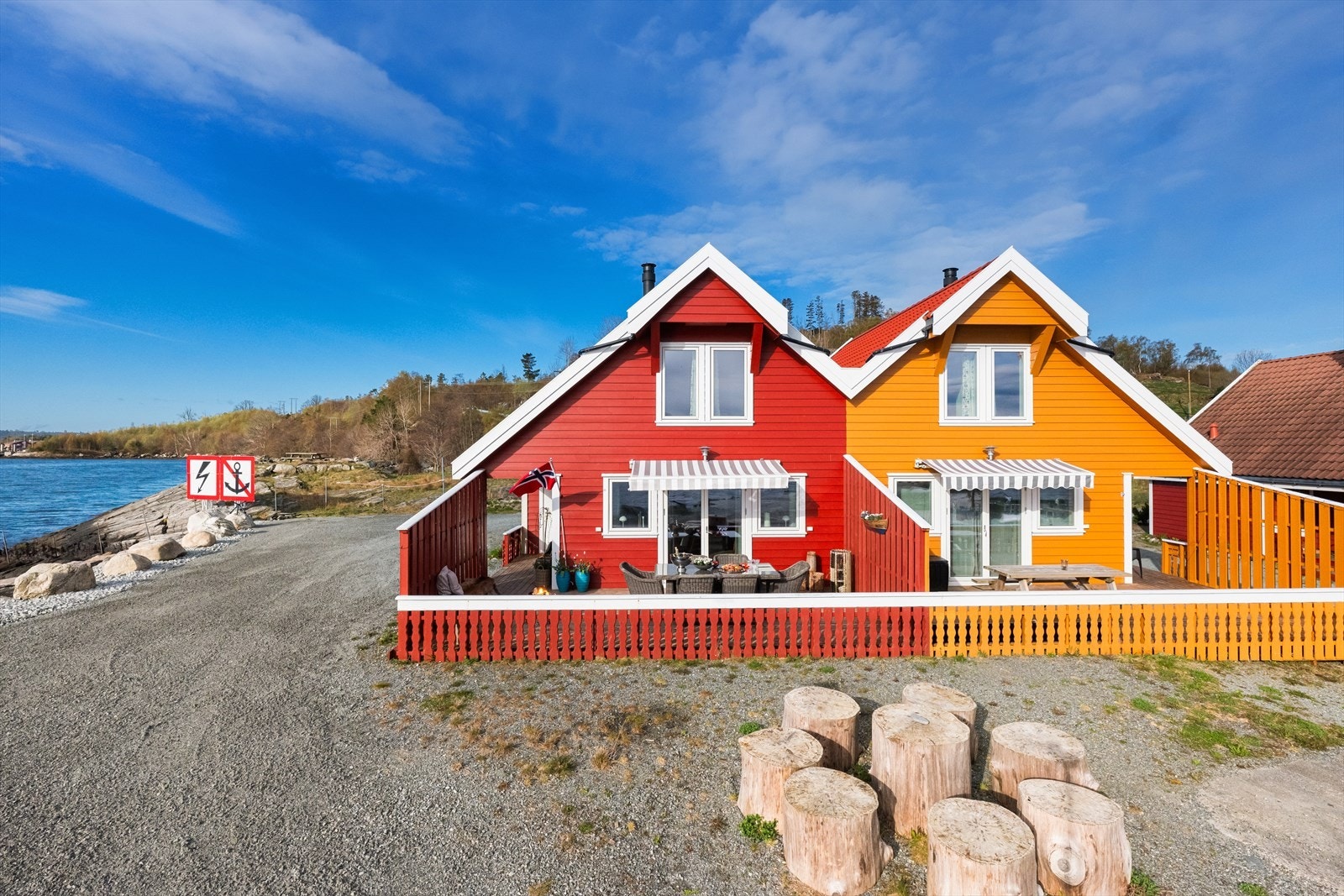 Hytten ligger fint til, ytterst på feltet. Utsikt og gode solforhold. Galleribilde