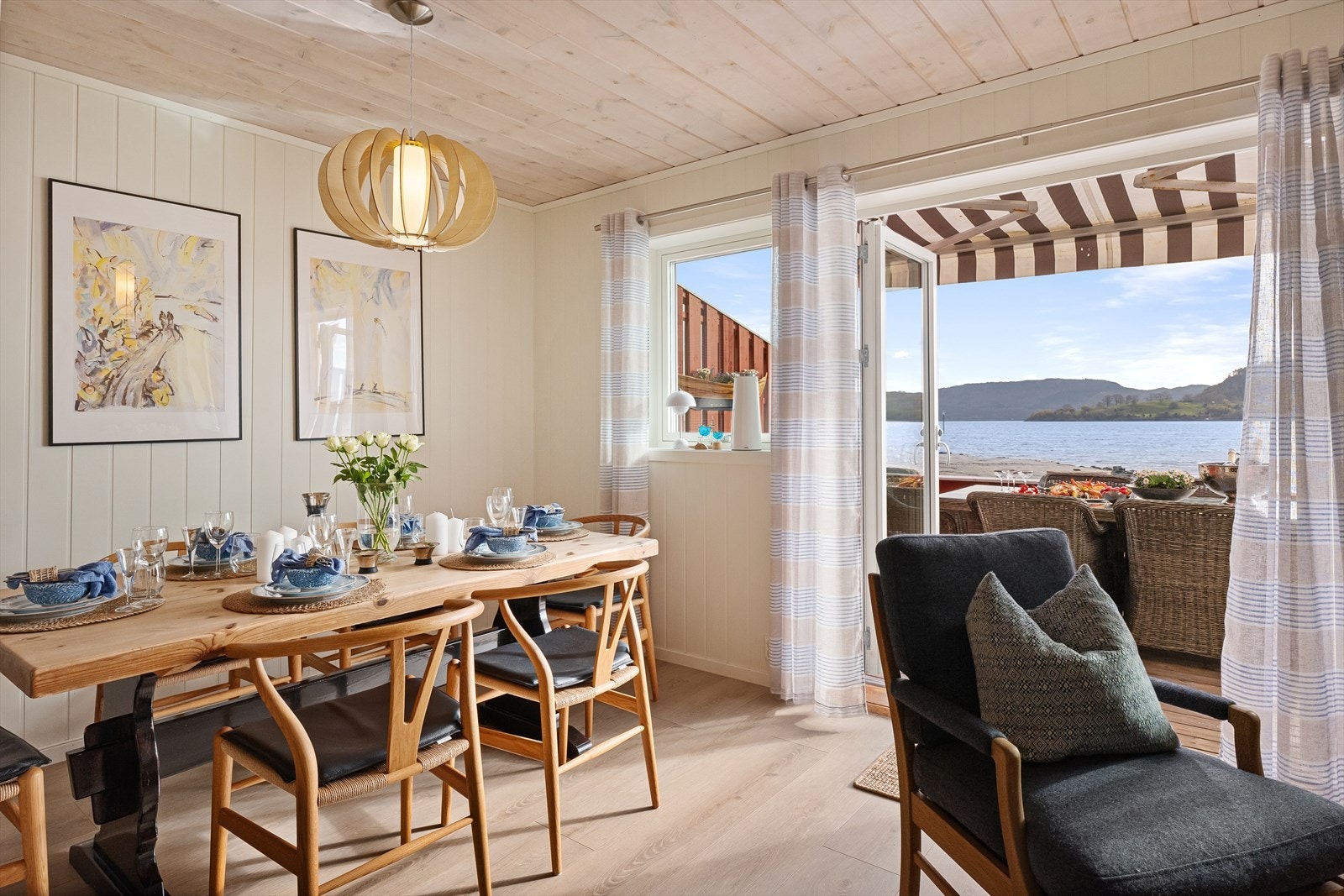 Plass til både spisebord og salong Galleribilde