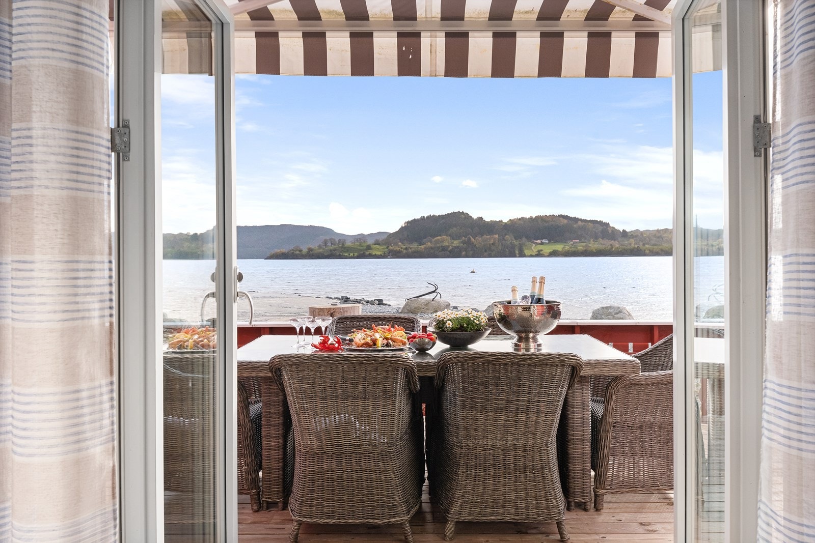 Herlig uteplass med flott nærhet til sjøen Galleribilde