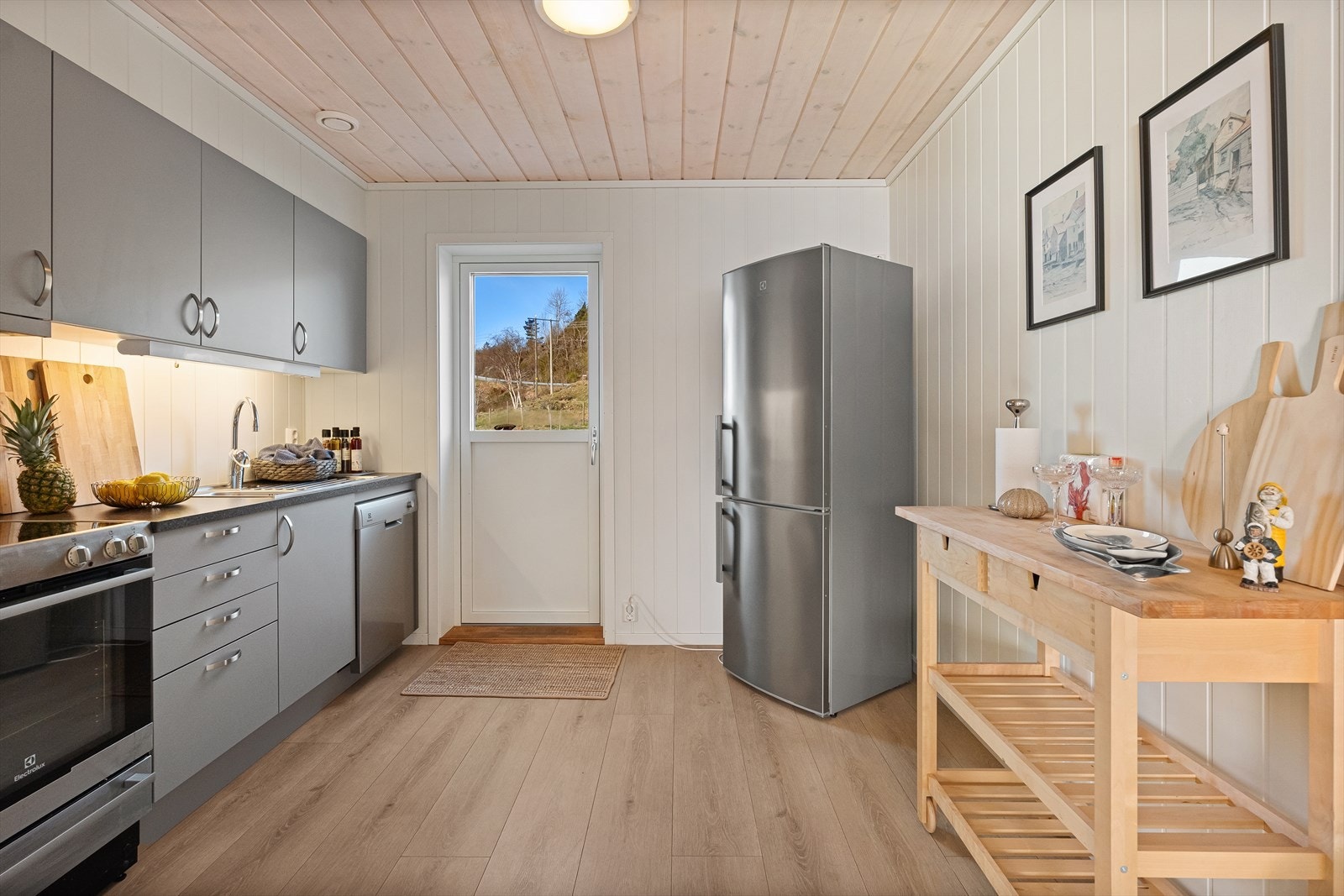 Kjøkken i tidsriktig gråfarge. Utgang også fra kjøkken Galleribilde