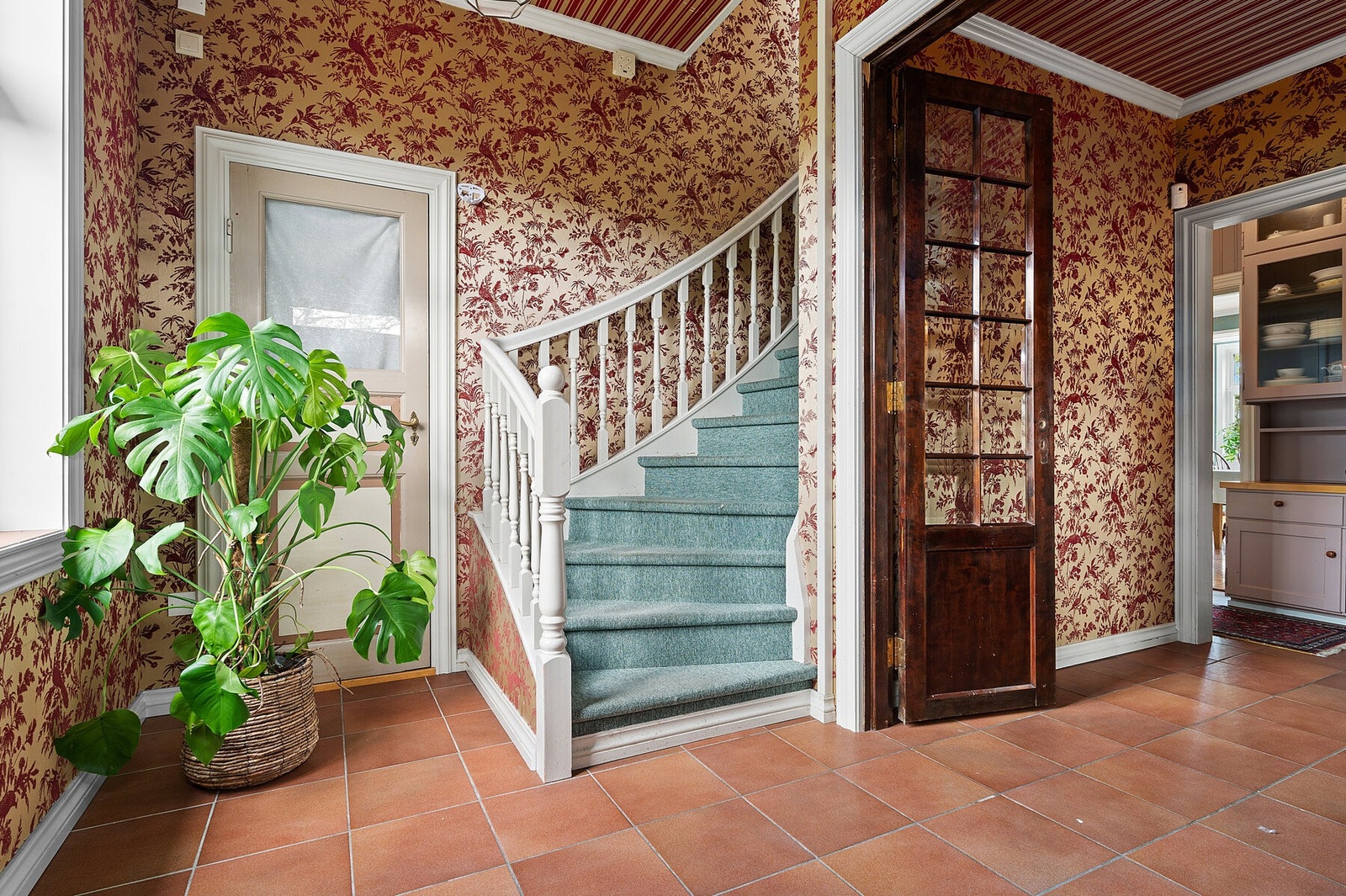 Her er det plass til å henge fra seg. Døren som er åpen binder boligens 1 og 2 etasje sammen. Galleribilde