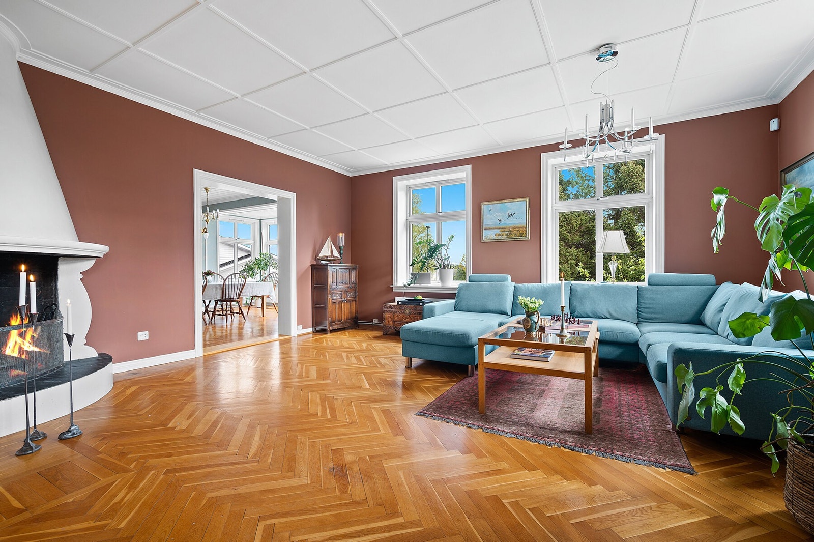 Innenfor spisestuen er det en romslig stue på 41 kvm - her innredet til tv-stue Galleribilde