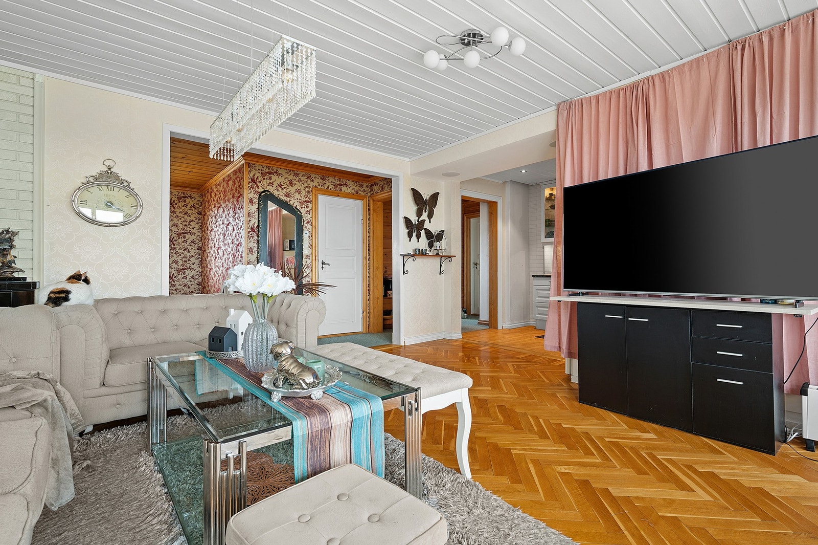 Oppe er det stue og inngang til kjøkken. Også her er det valgt flotte tapeter og parkett i fiskebeinsmønster Galleribilde