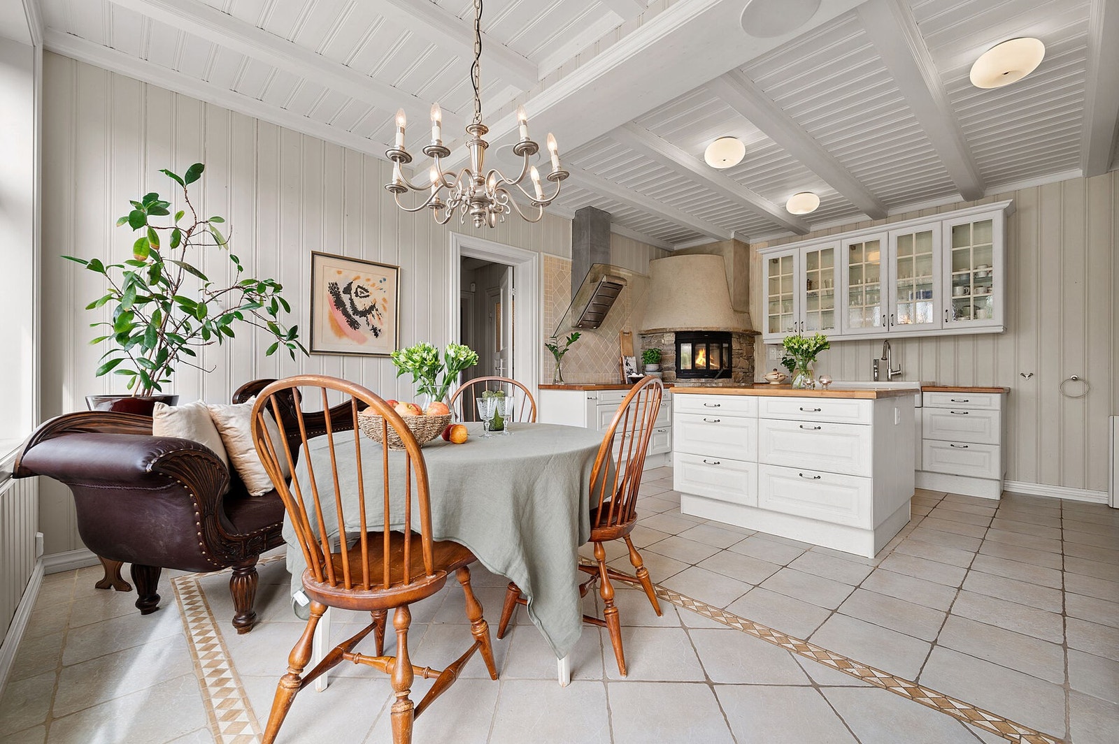 Romslig kjøkken med god benke- og skapplass. Praktisk kjøkkenøy Galleribilde