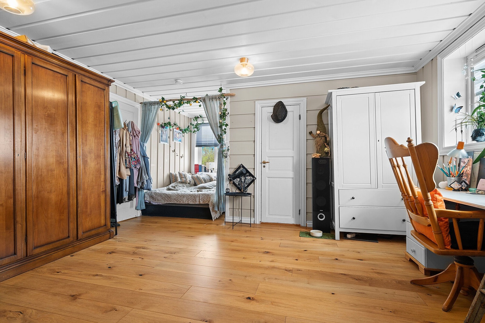 Det er totalt 3 soverom oppe og tilgang til terrasse med ettermiddagssol Galleribilde