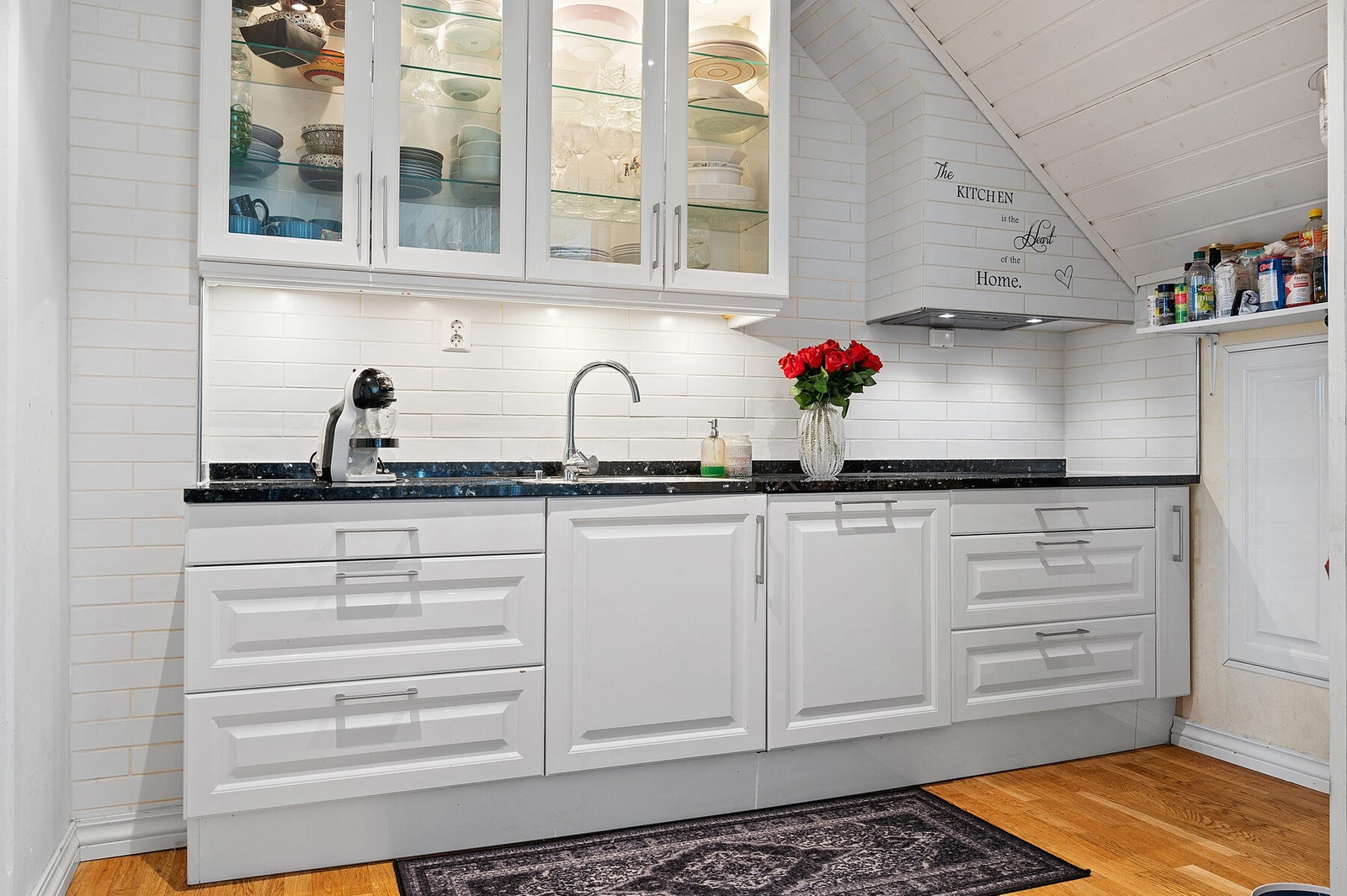 Kjøkkenet er av merket Mobalpa med benkeplate i Larvikitt og integrerte hvitevarer Galleribilde