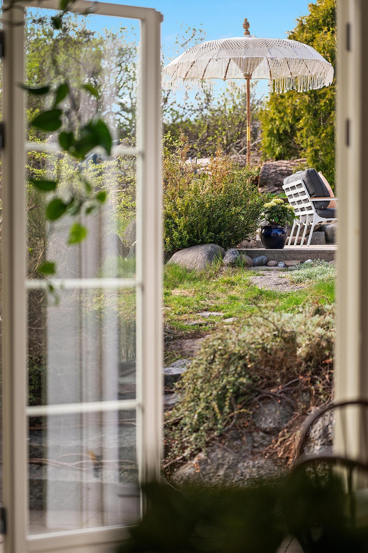 Direkte tilgang til bakhagen og uteområdet. Her kan ettermiddagssolen nytes Galleribilde