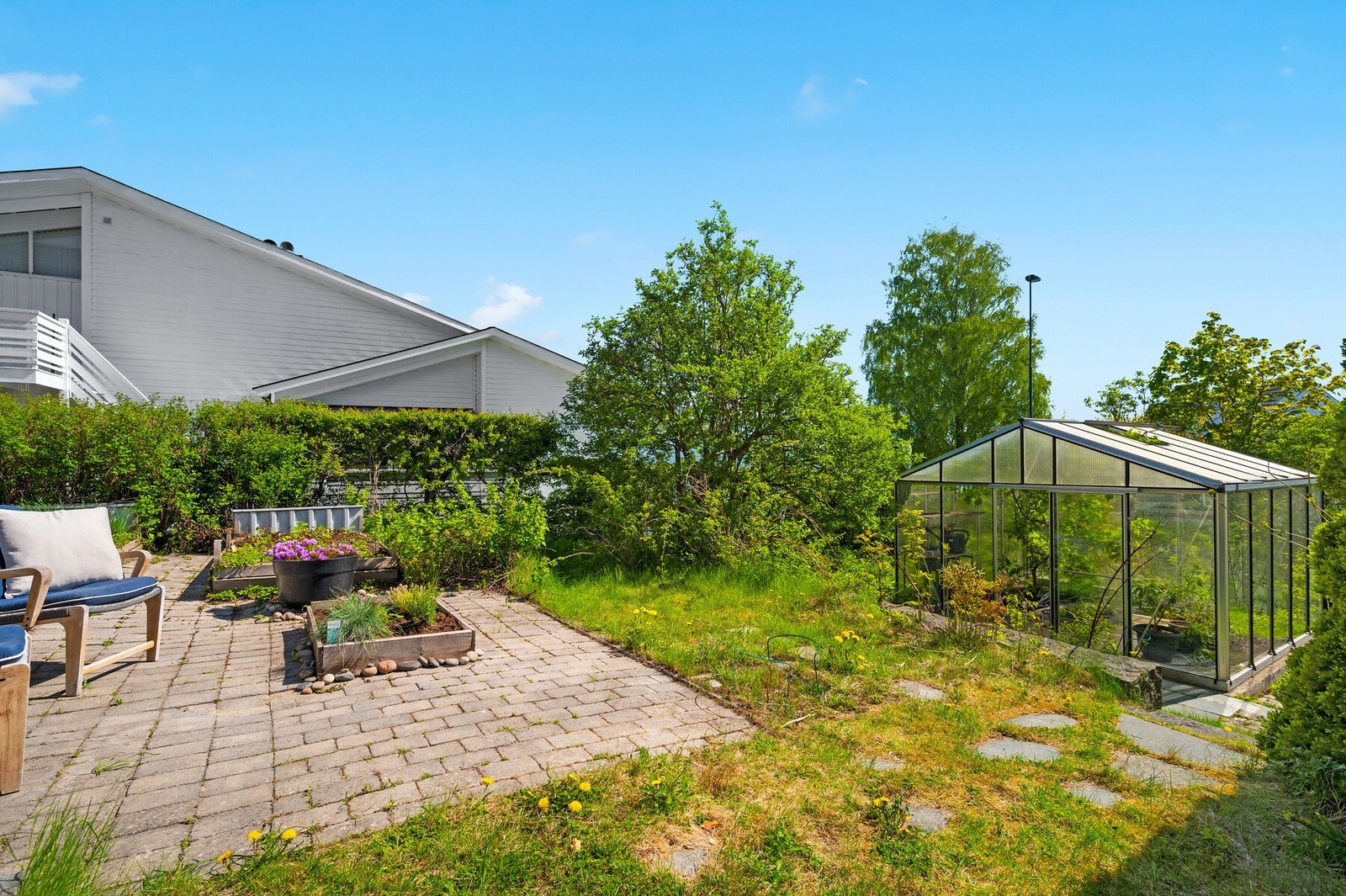Her er det grønnsakshage og drivhus - ellers på tomten er det også bringebær-, rips-, bjørnebær-, og solbærbusker og epletrær Galleribilde