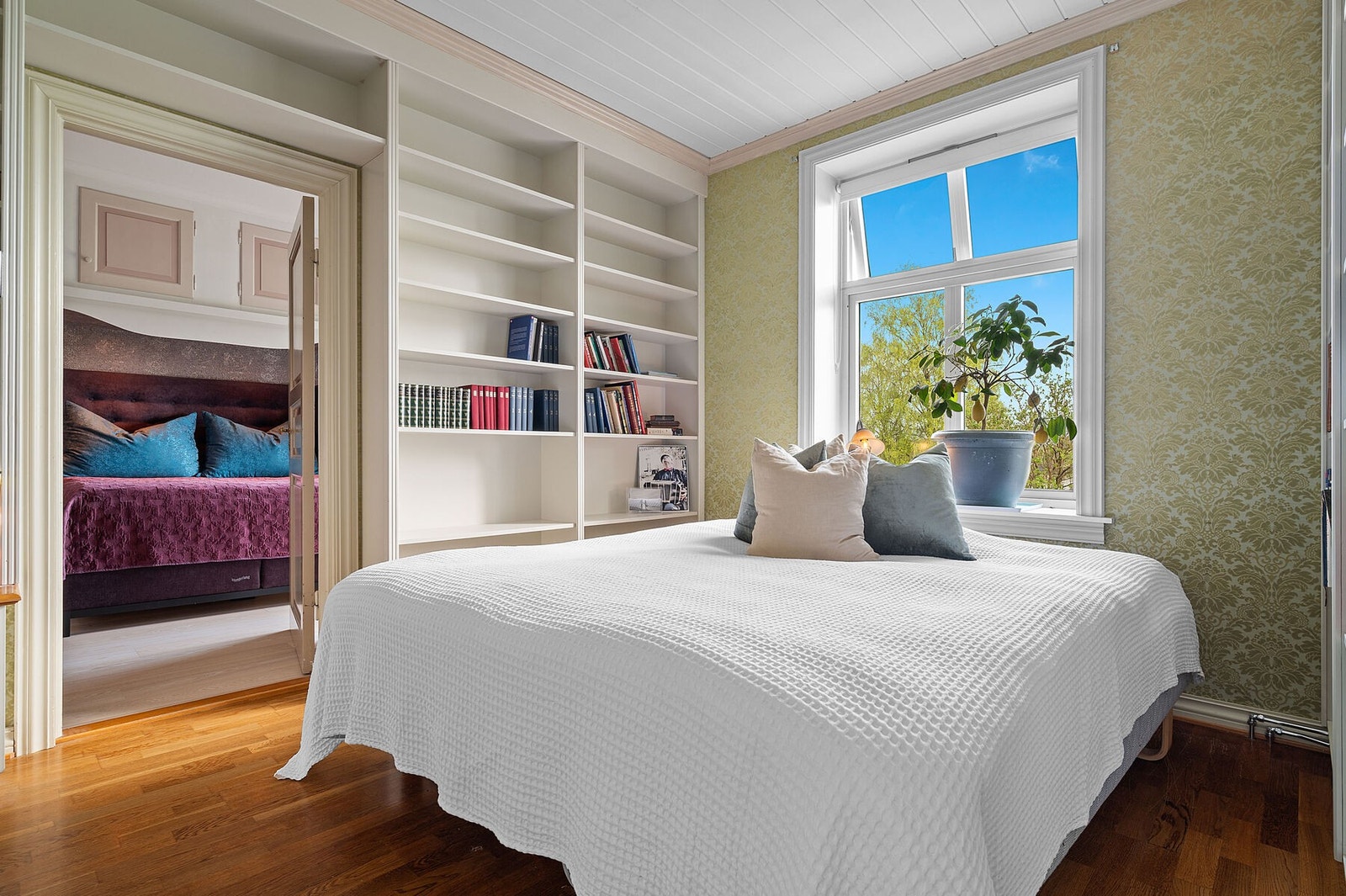 Siste stue er innredet til bibliotek med plassbygde hyller. Det benyttes også som gjestesoverom ved behov Galleribilde