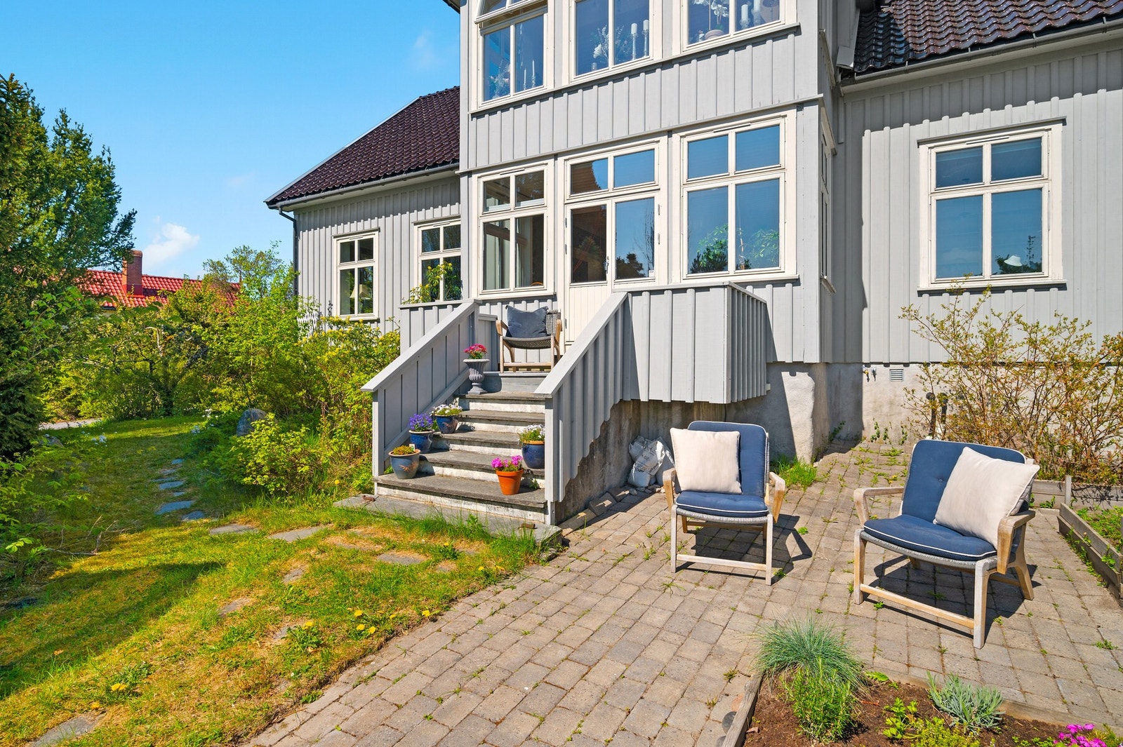 Boligen har en fantastisk hage med plass til flere sittegrupper på tomten Galleribilde