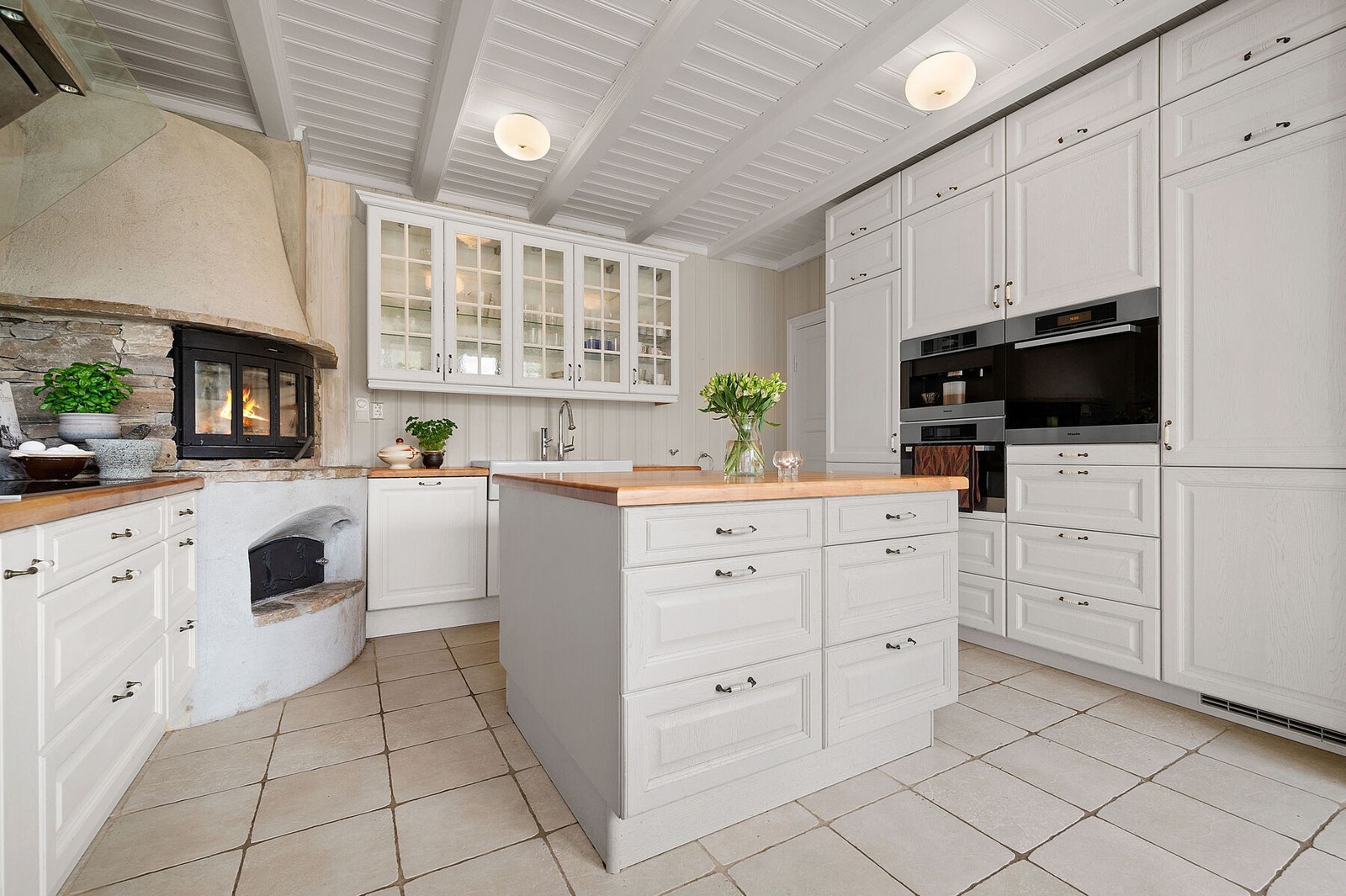 Kvalitetskjøkken fra Mobalpa med hvitevarer og vifte fra Miele Galleribilde