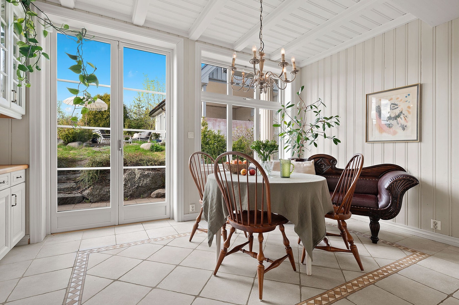 Koselig spiseplass for frokost eller lunsj med utsikt mot bakhagen Galleribilde