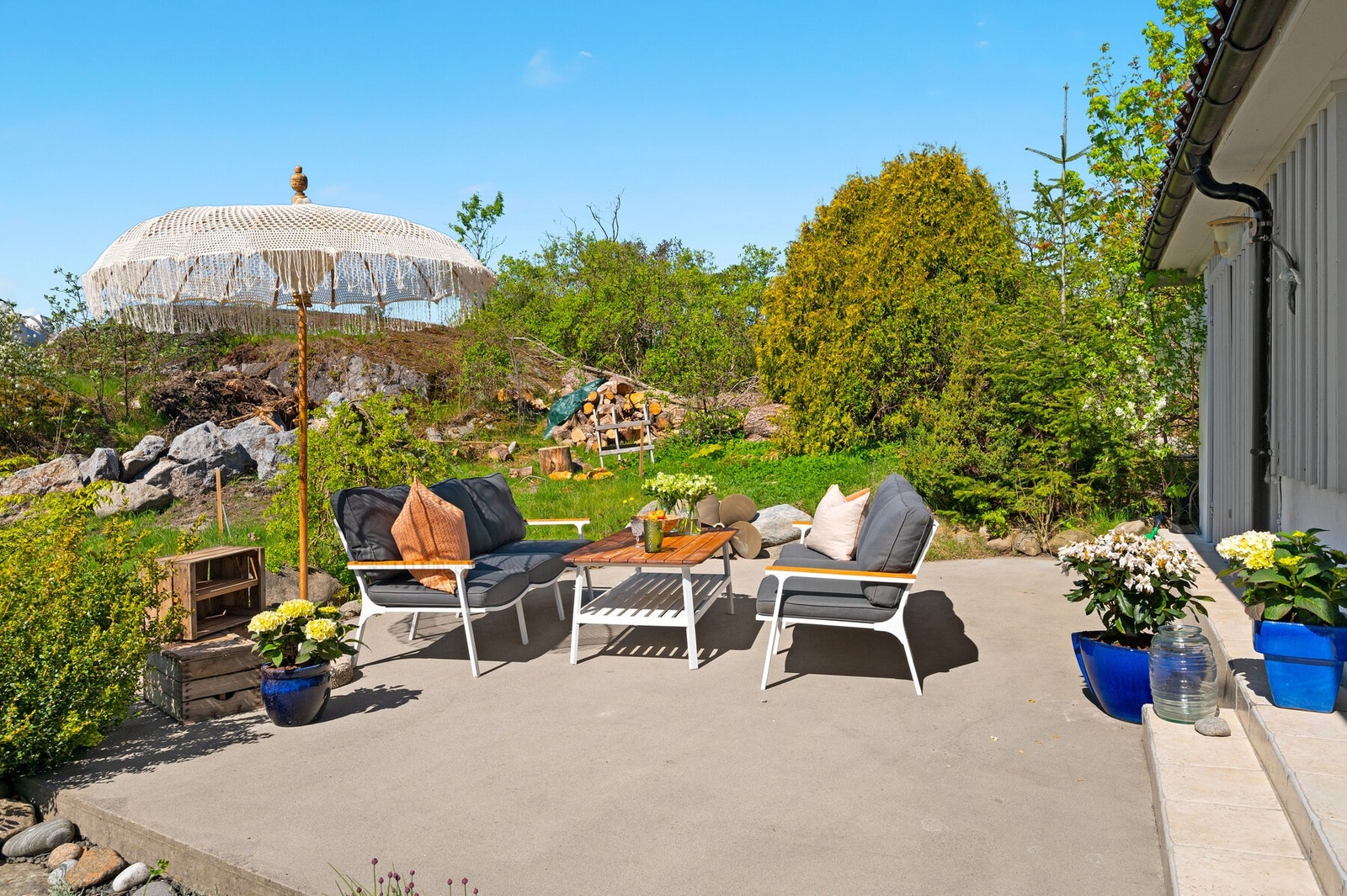 Plass til koselig sittegruppe ved uthuset Galleribilde