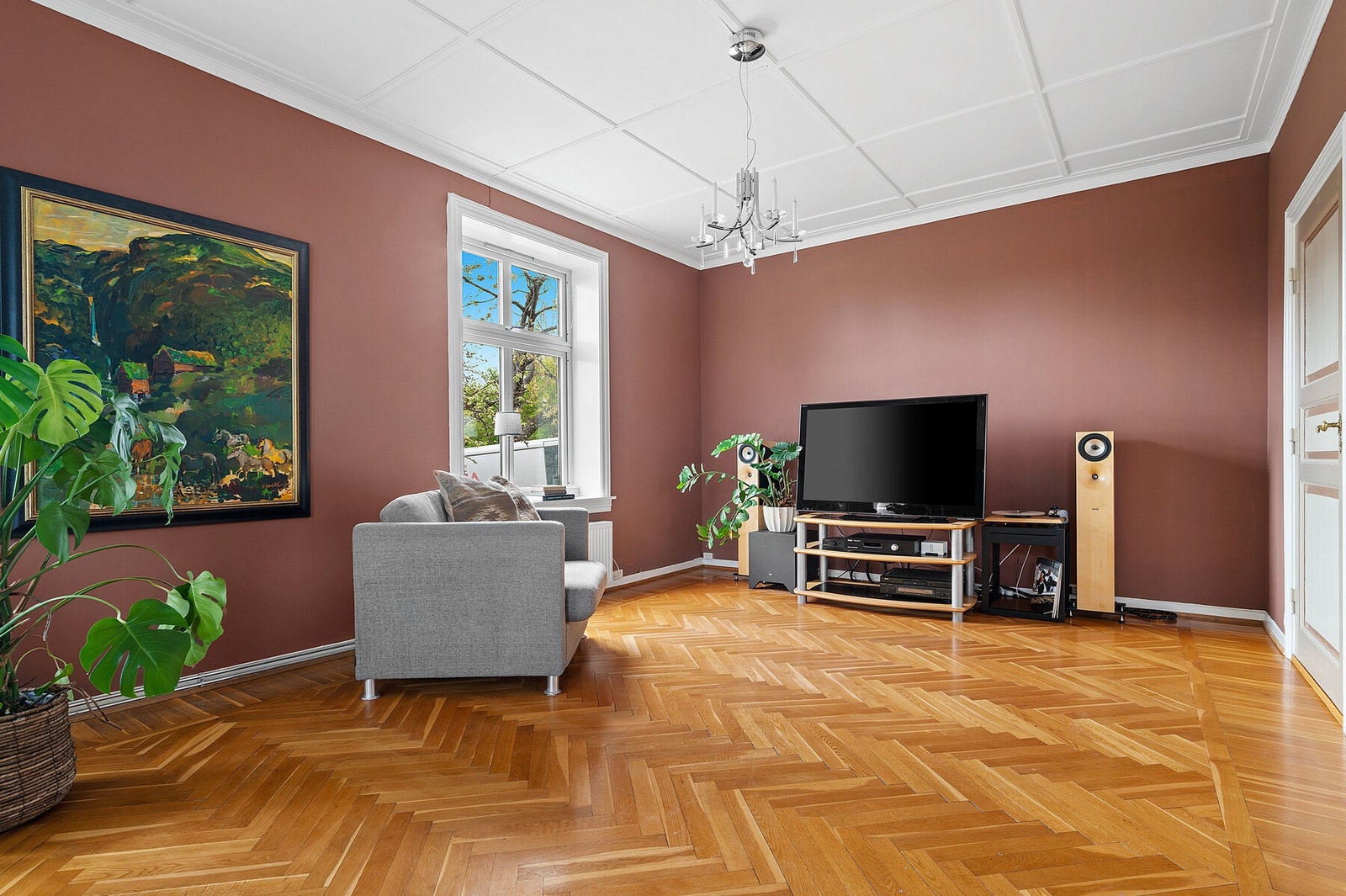 Det er valgt flotte tapeter og farger for å holde på det herskapelige uttrykket. På gulvet er det parkett med fiskebeinsmønster Galleribilde