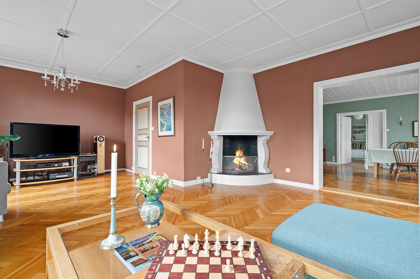 Villaen har flotte detaljer og kvaliteter som generøs takhøyde, store vindusflater og romslige rom Galleribilde