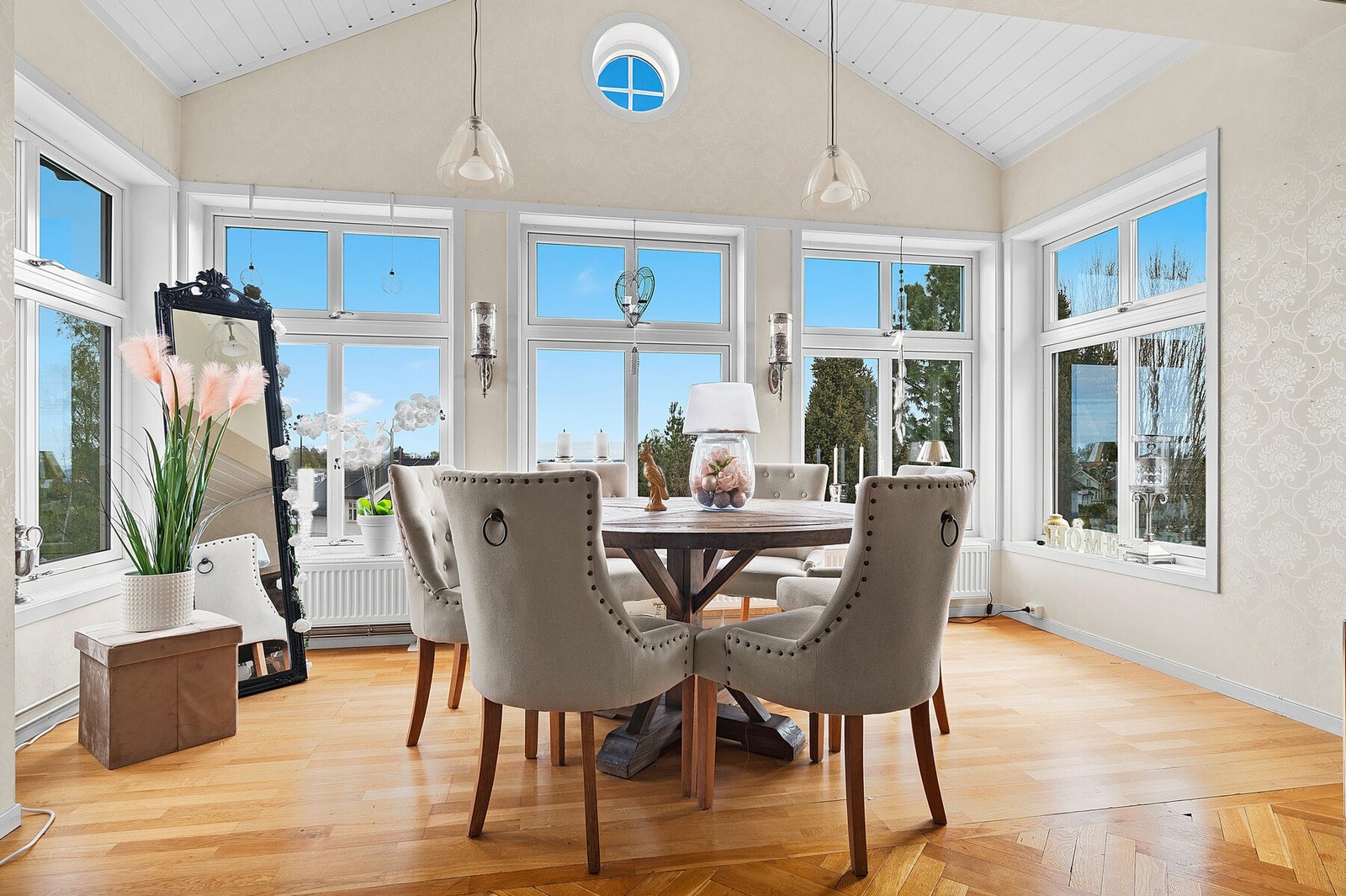 I himmelstuen er det flott utsikt med oversikt mot Larvik by Galleribilde