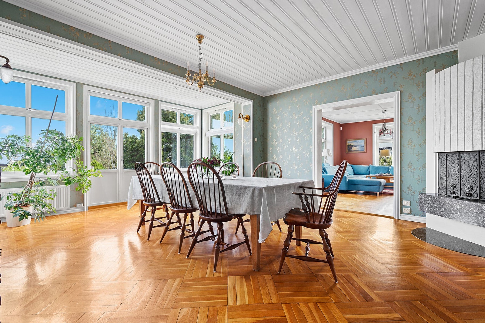 Totalt 3 stuer på rad - alle med hvert sitt uttrykk og bruksområde. I spisestuen er det Galleribilde