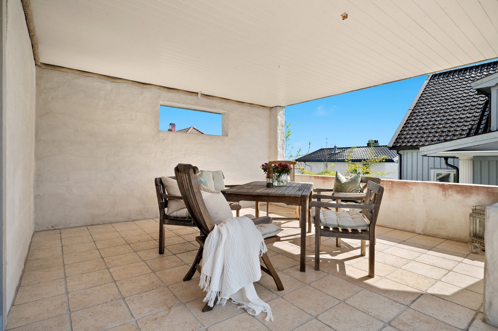 Uthuset har takoverbygg - her kan middagen og kveldene tilbringes ute - mulighet for å henge opp varmelampe ute Galleribilde