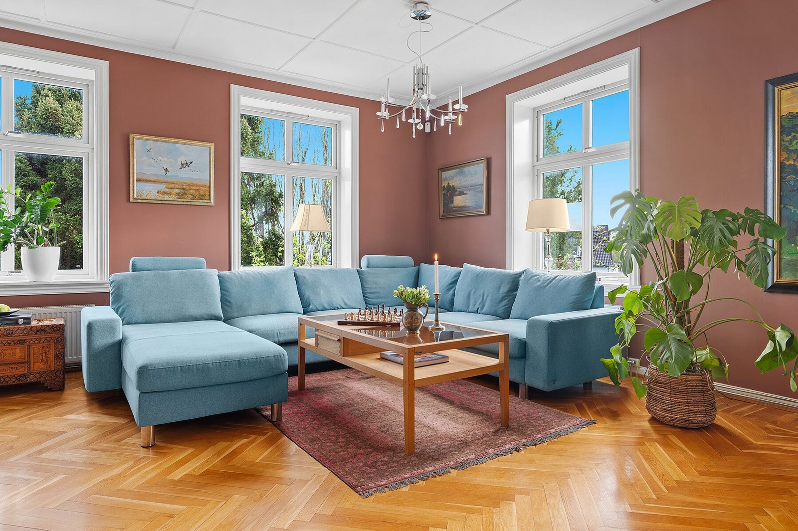 Sofahjørne med utsikt mot hagen Galleribilde