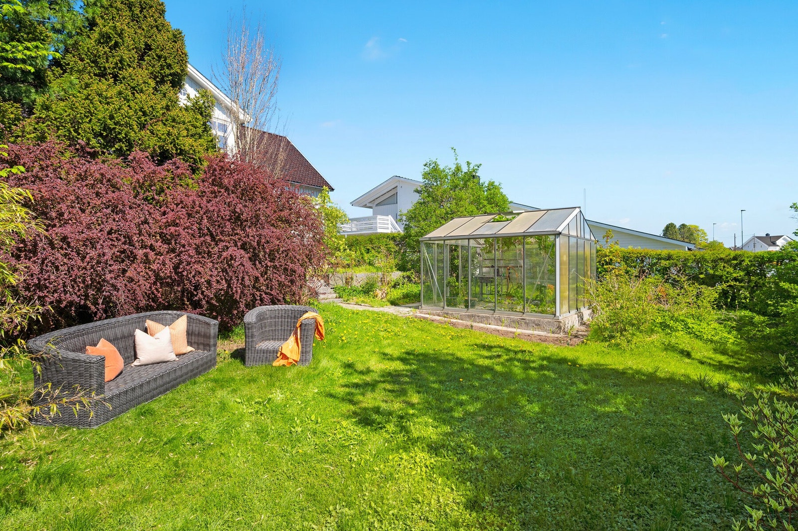 Det er boltreplass for store og små i hagen, og det er muligheter for å utnytte hagen enda mer om ønskelig Galleribilde