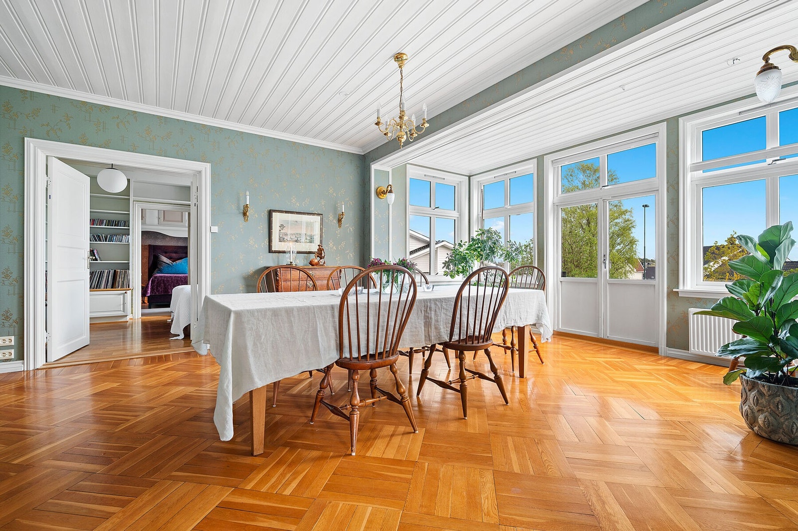 Spisestue med plass til langbord og utgang til hagen - kort vei til kjøkkenhagen og drivhuset Galleribilde