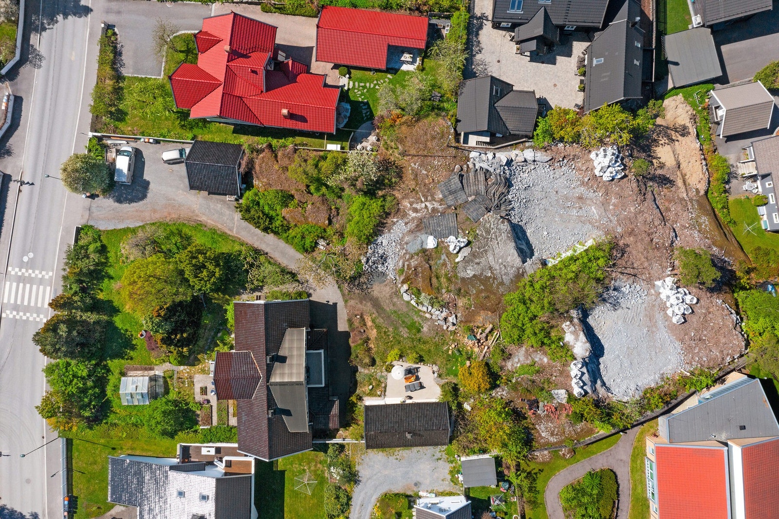 Det er skilt ut to boligtomter - det skal bygges ett hus pr. tomt. Denne eiendommen skal inngå i et realsameie med disse to husene. Eierbrøk 1/3 på tomt som blir realsameiet. Galleribilde