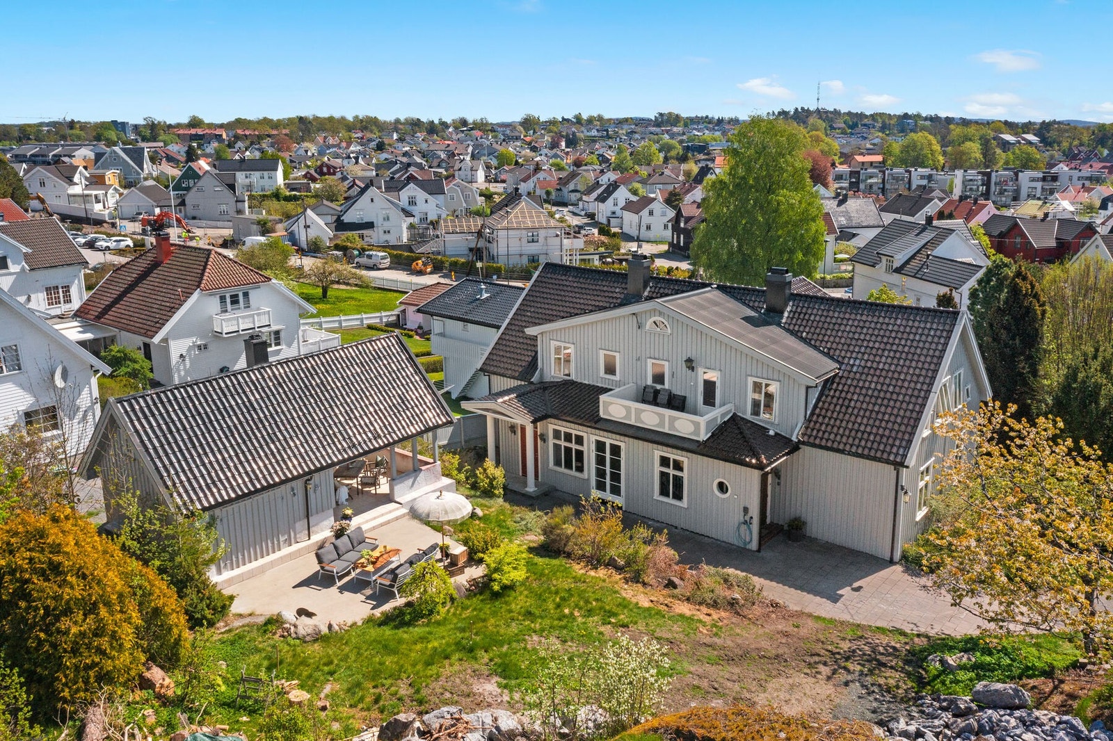 Den har en god og tilbaketrukket beliggenhet, høyt i terrenget og gode sol- og utsiktsforhold (fra 2. etasje) Galleribilde