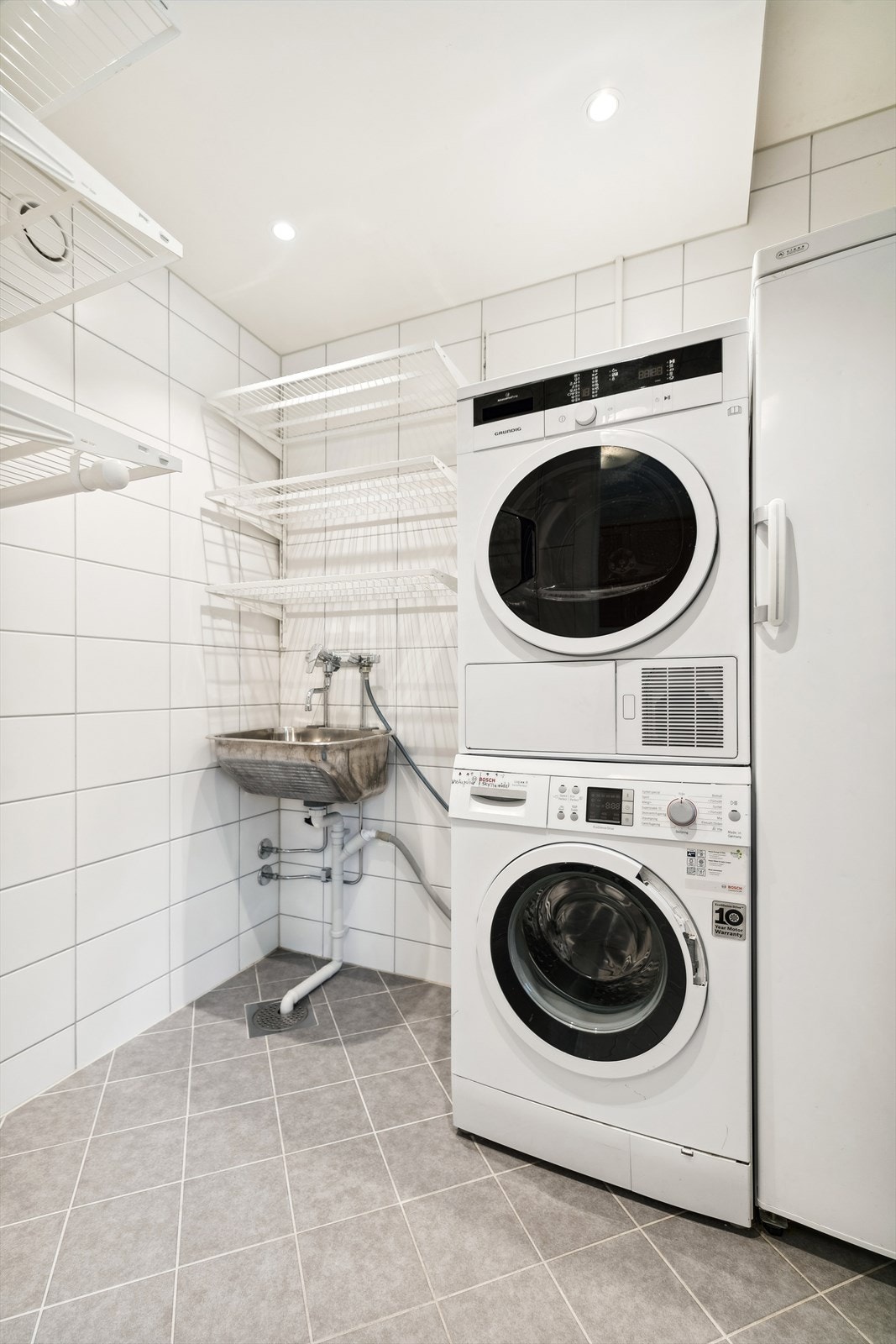 Våtrom|
Leiligheten har også et separat vaskerom pusset opp i regi av borettslaget med ekstra vask, opplegg for vaskemaskin og tørketrommel, tilbyende vaskerommet en effektiv løsning for din daglige rutine. Galleribilde