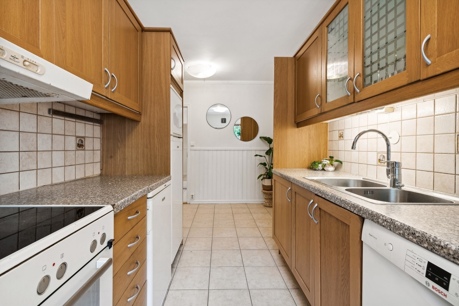 Fremstår med rustfri oppvaskkum med avrenningsplate og ventilator. Det er opplegg for oppvaskmaskin, frittstående kjøleskap og komfyr. Galleribilde