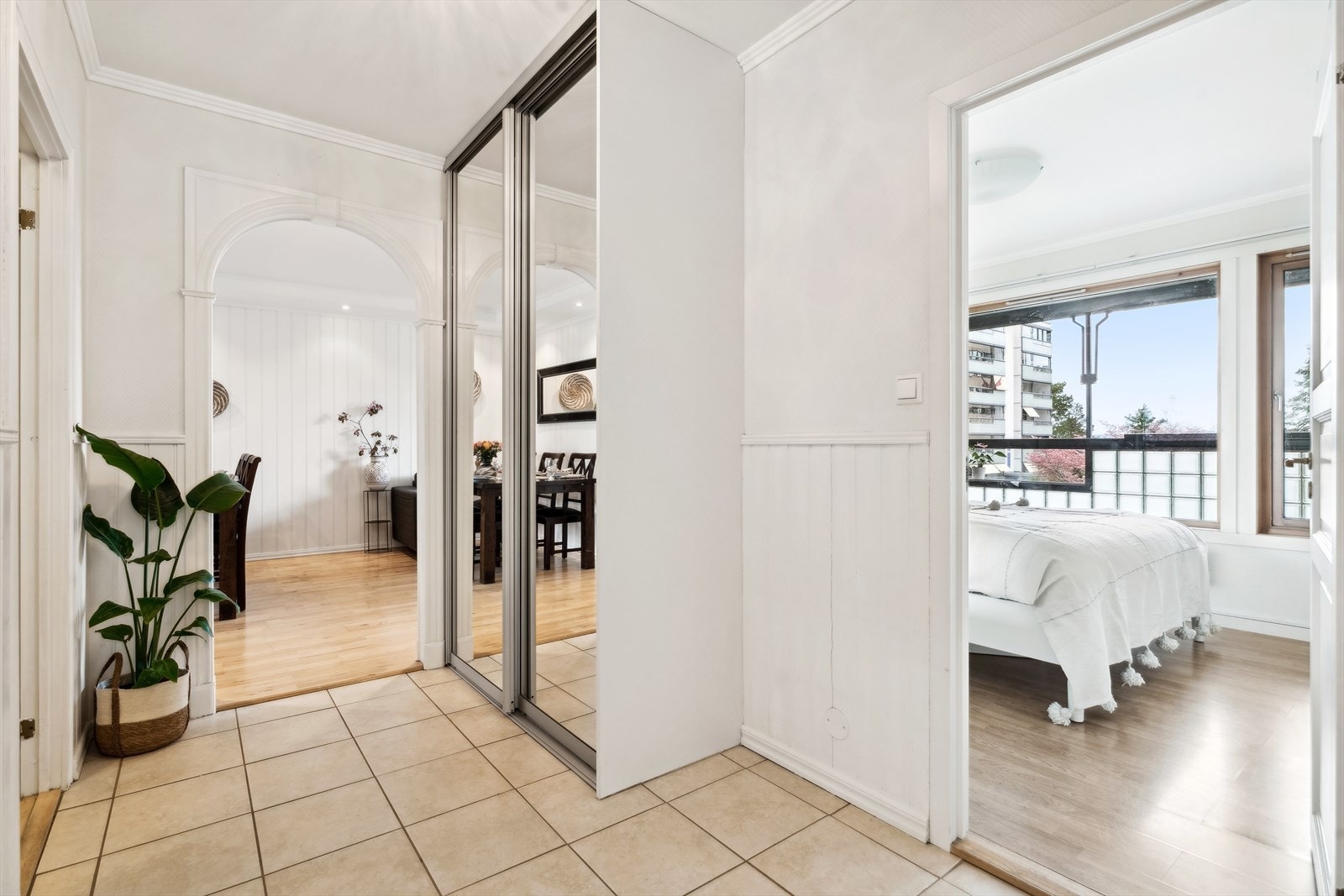 Entré | Velkommen inn!
Ta steget inn i en varm og imøtekommende entré. Her vil gjester føle seg velkomne fra første øyeblikk. Skyvedørsgarderoben er det godt med plass for å henge fra seg yttertøy og sko. Galleribilde