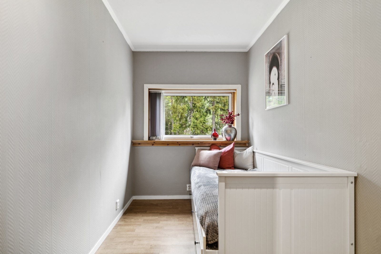 Soverom III |
Soverom III egner seg godt som barnerom, gjesterom eller kontor. Med god intern beliggenhet gis det stille netter uten støy. Galleribilde