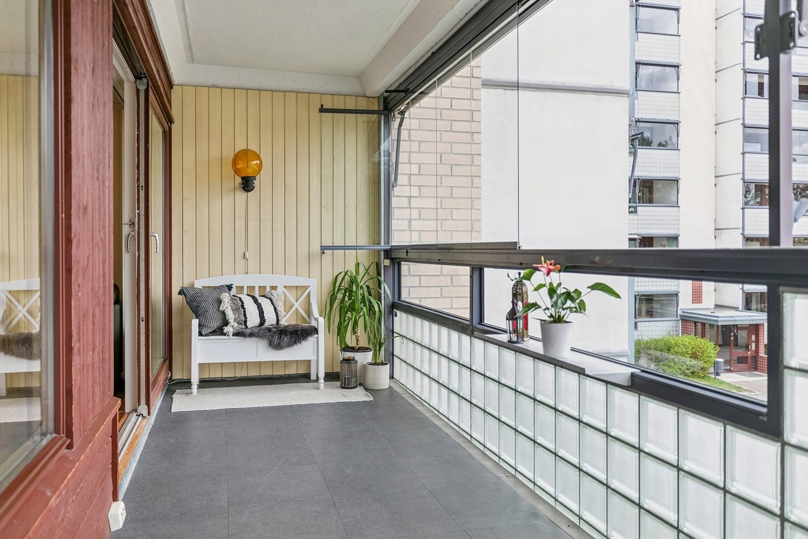 Innglasset balkong | 12 m².
Det oppleves som en forlengelse av rommet med utgang til en innglasset balkong på Ca. 12 m². Galleribilde