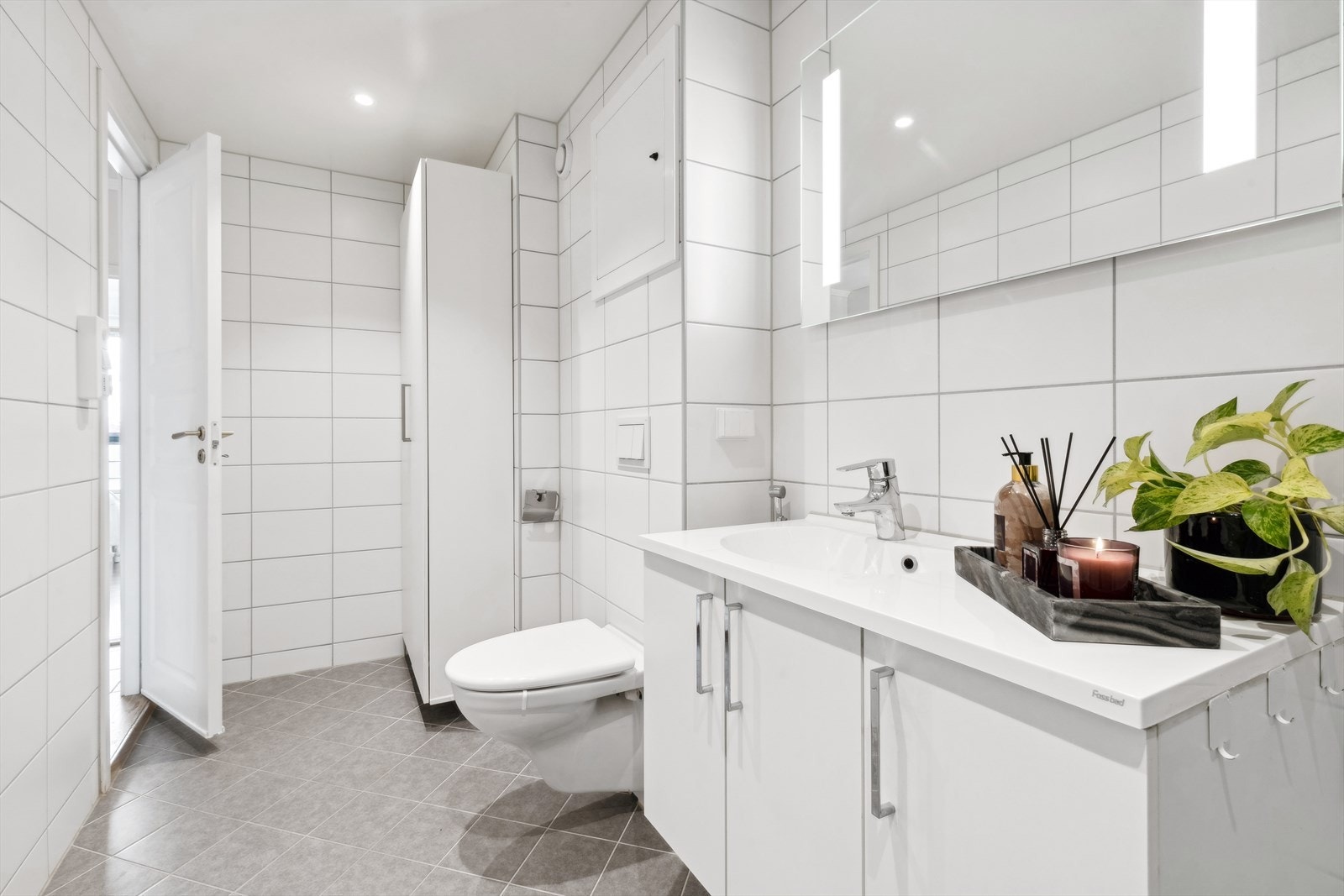 Videre har badet varmekabler i gulv og innfelte lys i himling. Galleribilde