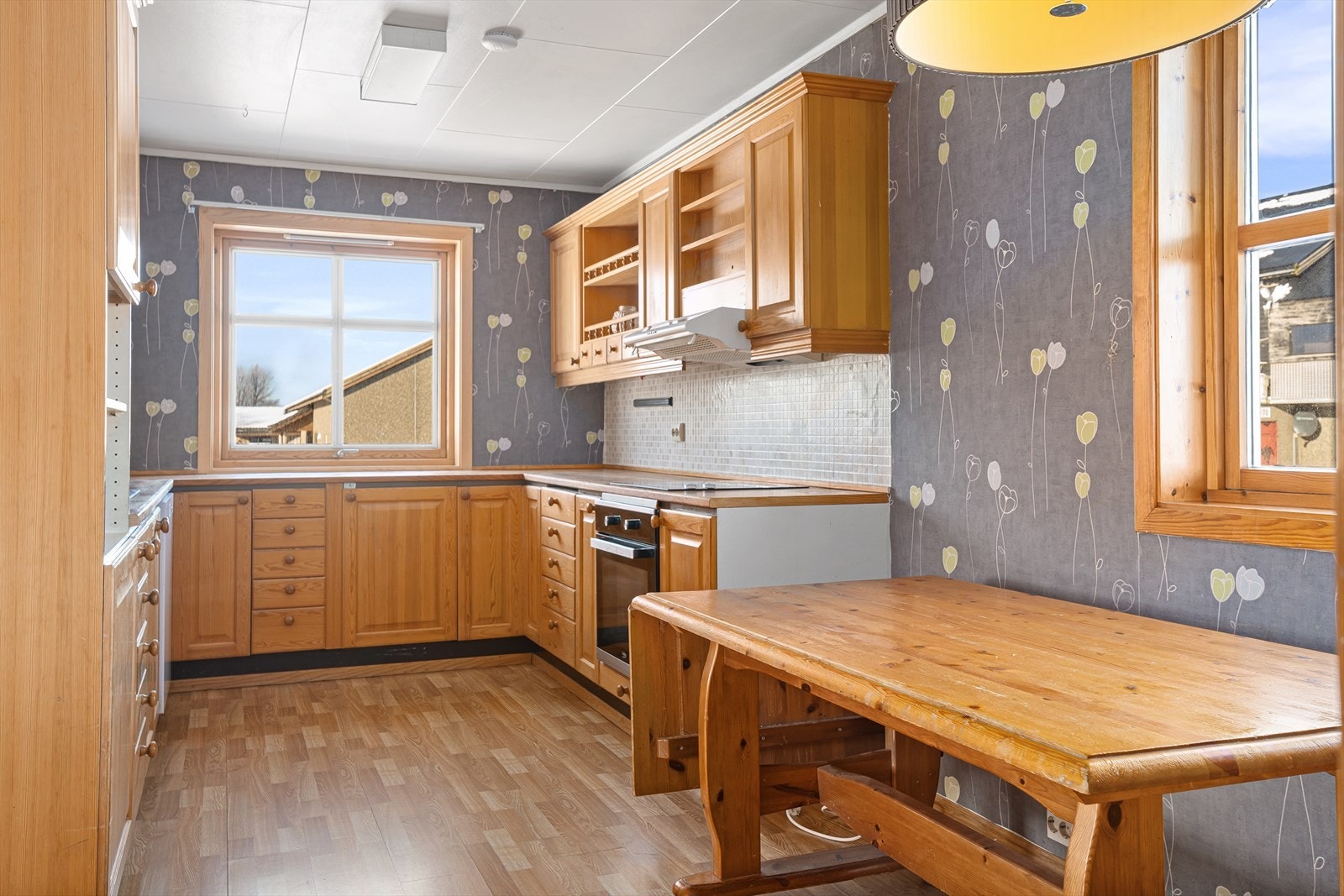 Heltre kjøkken i eik med laminert benkeplate. Integrert komfyr og platetopp med rom for mikro i høyskap. Galleribilde