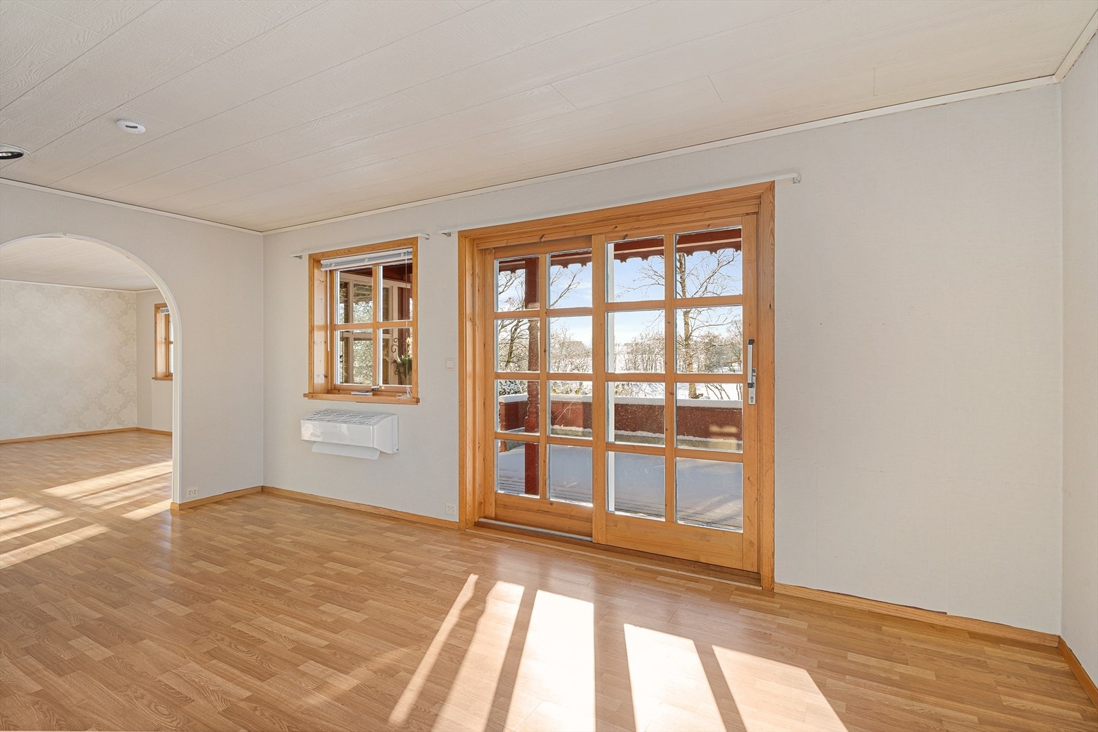 Spisestuen har lyse materialvalg og belyses rikelig med naturlig sollys. Videre adgang til terrasse og hage. Galleribilde