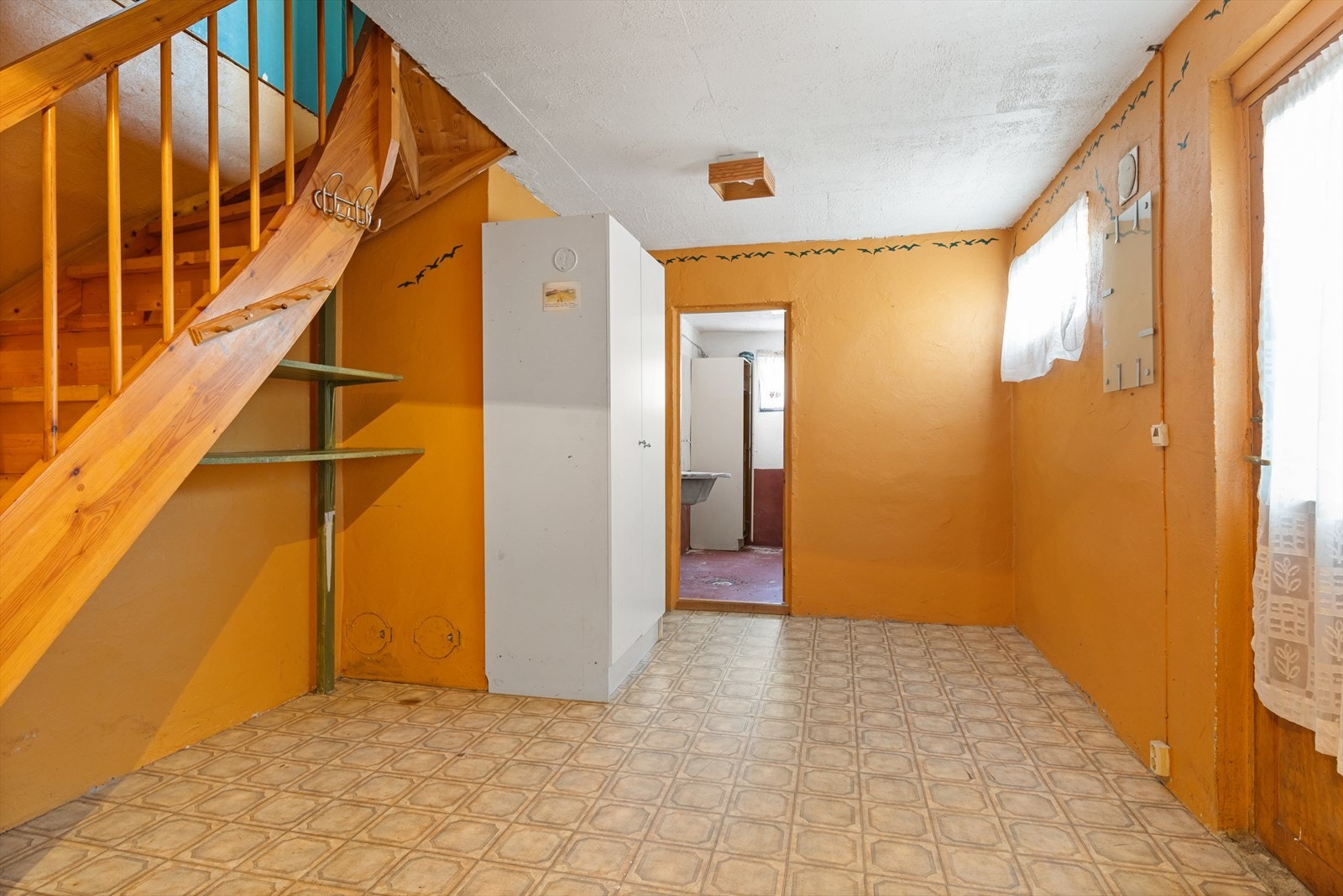 Kjelleren har full takhøyde og betongdekke i etasjeskille. Galleribilde