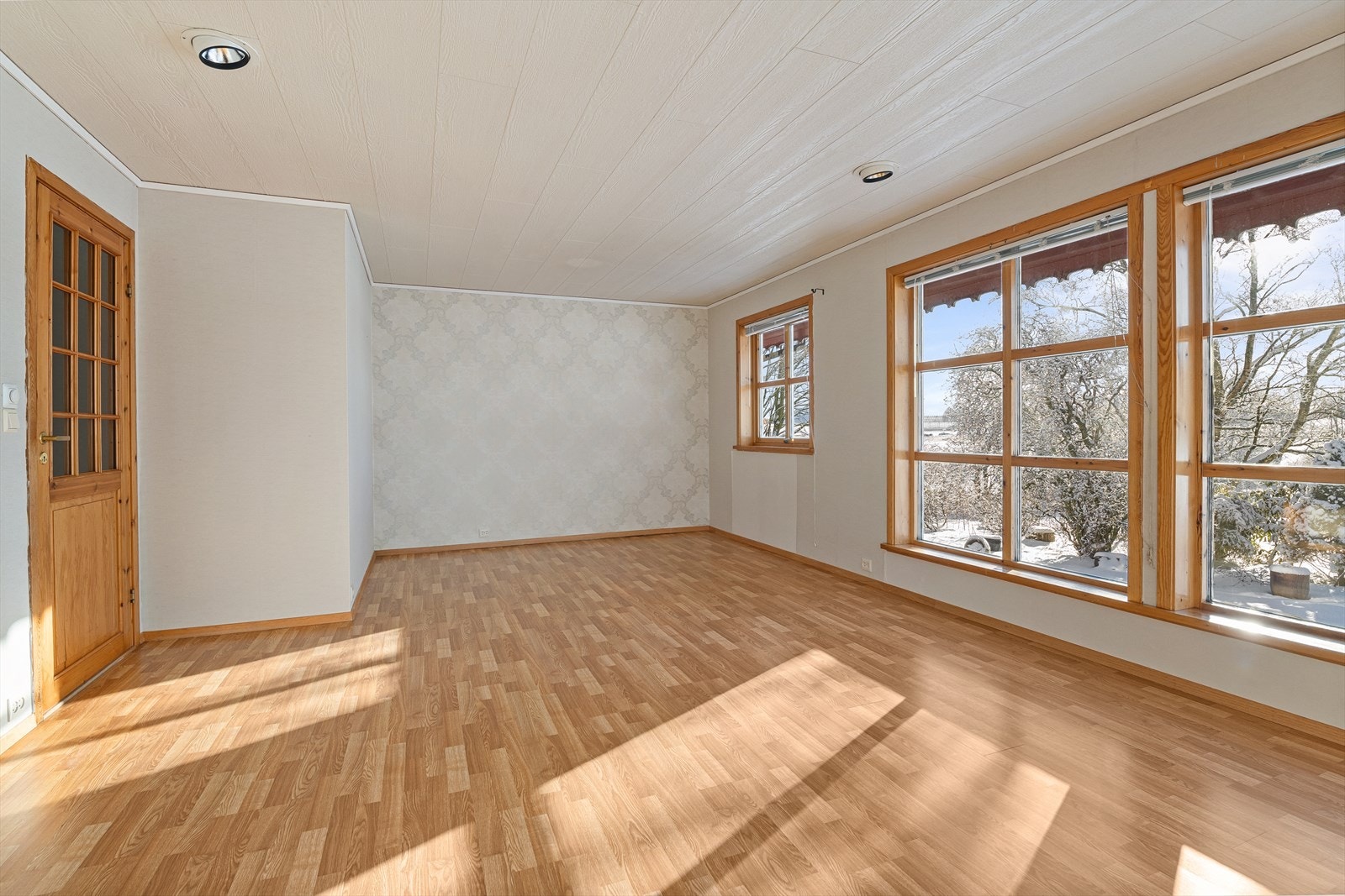 Finstuen er også utstyrt med store vindusflater. Downlights i himling sikrer behagelig lys hele dagen. Galleribilde