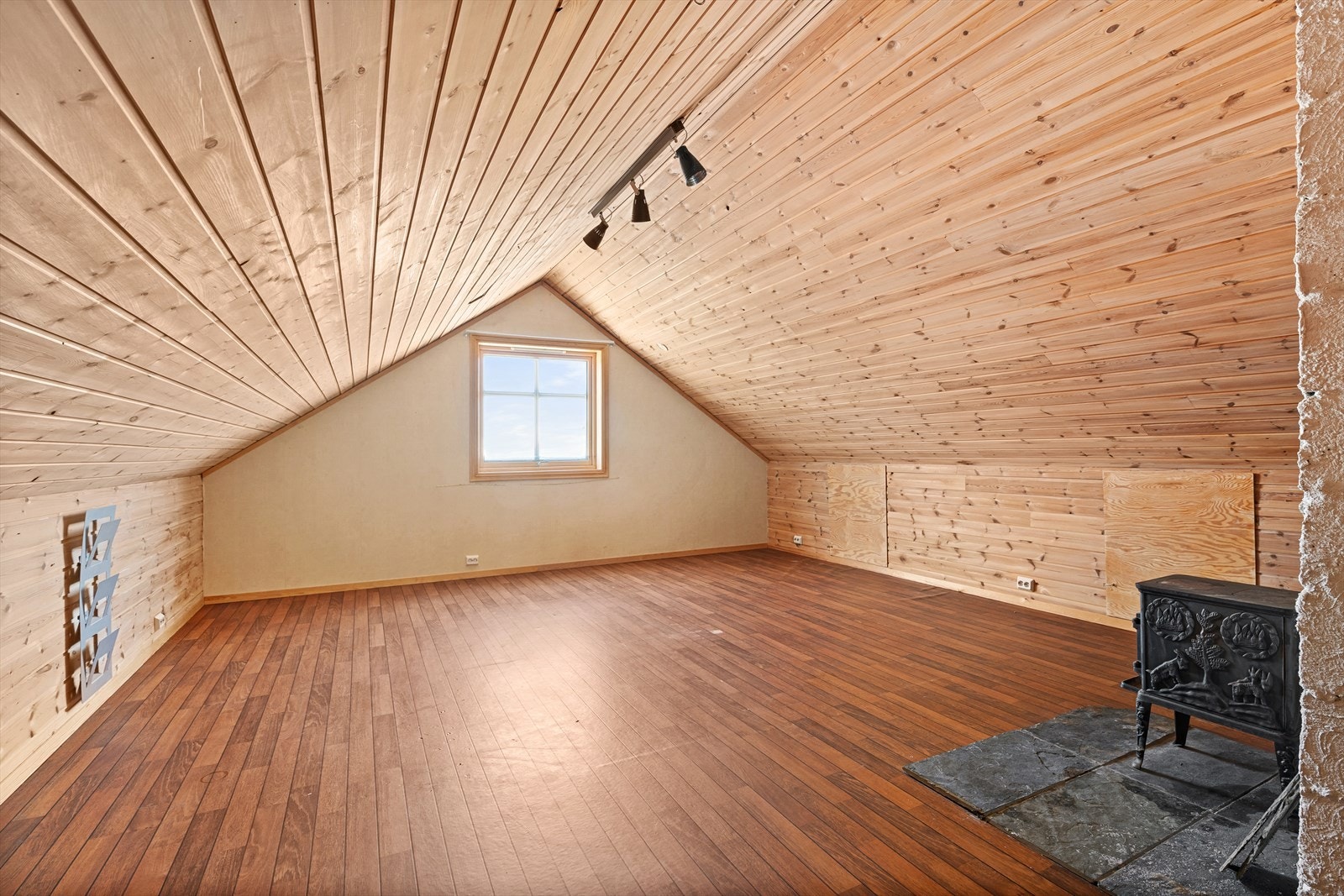 Loftstue. Galleribilde